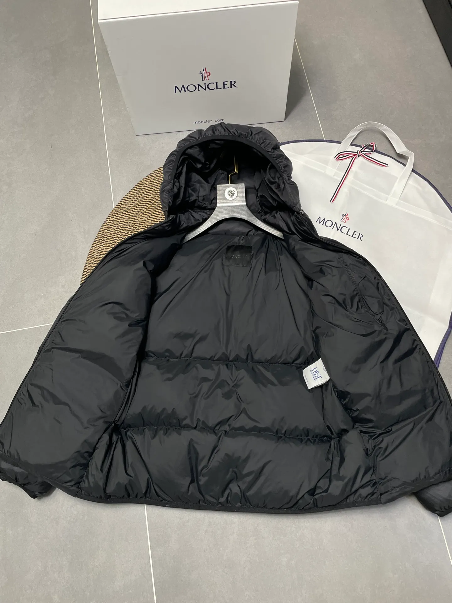 P840 🆕❤️2️⃣0️⃣2️⃣4️⃣🆕Special grade down⬆️Moncler Masac men's short down jacket. A must-have item for fabric control. 2024 new technical fabric. Extremely lightweight. Ultra-light and ultra-white gooseneck filling. Cleanliness ceiling. 850+ fill power. ⚠️Special grade product with complete barcode numbers and consistent with the official website. The tag has built-in NFC electronic sensor anti-counterfeiting. It supports multiple anti-counterfeiting verifications. It comes standard with a full set of gift box packaging at the counter. Masac men's short down jacket is made of protective materials and decorated with geometric quilting, which is lightweight and warm.  The Masac men's down jacket combines cutting-edge fabrics with innovative details. Short design made from lightweight, fine-grained tear-resistant functional fabric for durability and practicality. Lightweight and warm, it's finished with gusseted quilting. Comes with removable hood. Details •Made from ripstop fabric •Fine soft ripstop lining •Down filled •Removable hood •Two-way zipper closure •Zip pockets •Elasticized cuffs and hem Size: 1-5 Black/Blue Couple's