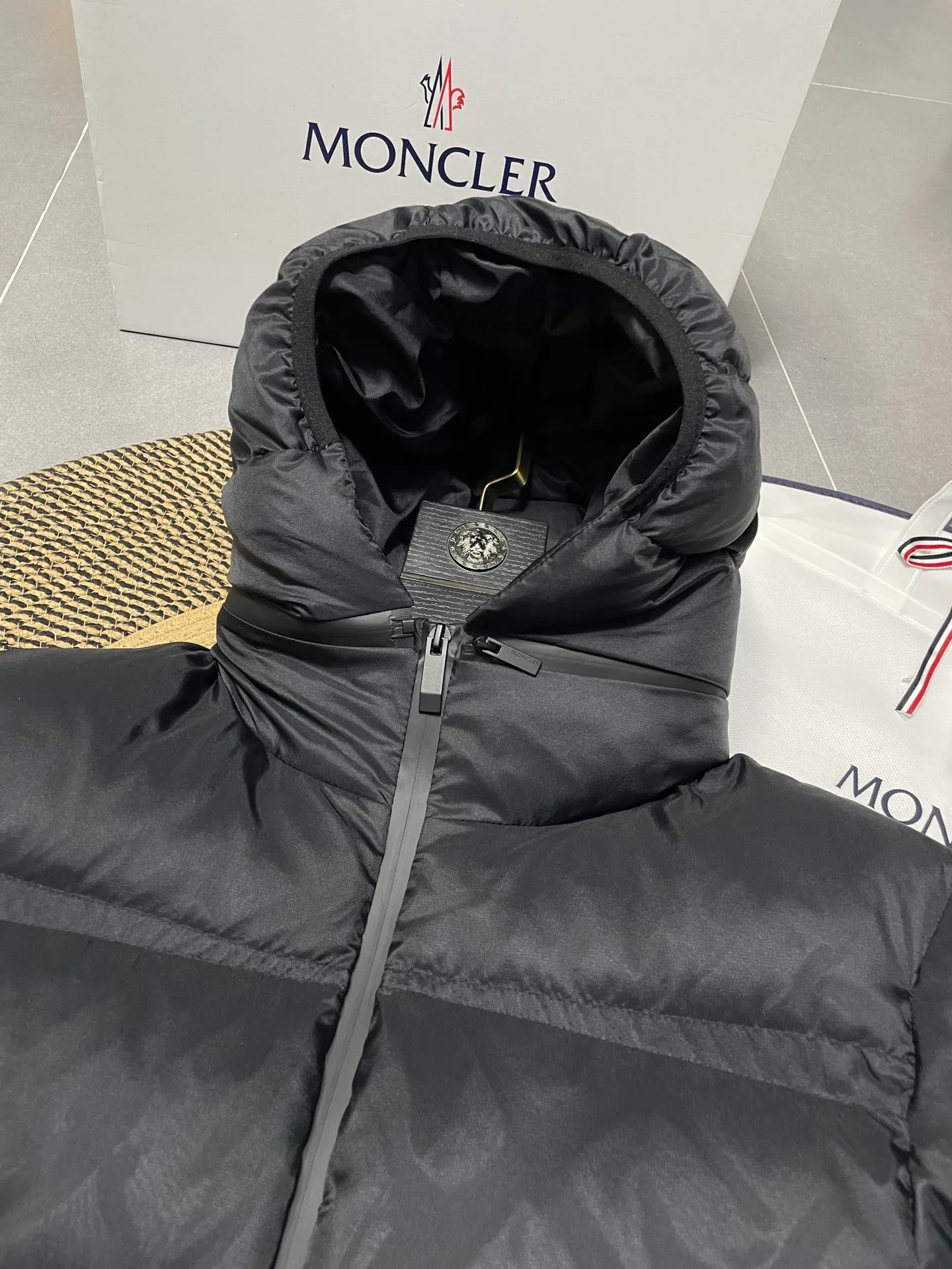 P840 🆕❤️2️⃣0️⃣2️⃣4️⃣🆕Special grade down⬆️Moncler Masac men's short down jacket. A must-have item for fabric control. 2024 new technical fabric. Extremely lightweight. Ultra-light and ultra-white gooseneck filling. Cleanliness ceiling. 850+ fill power. ⚠️Special grade product with complete barcode numbers and consistent with the official website. The tag has built-in NFC electronic sensor anti-counterfeiting. It supports multiple anti-counterfeiting verifications. It comes standard with a full set of gift box packaging at the counter. Masac men's short down jacket is made of protective materials and decorated with geometric quilting, which is lightweight and warm.  The Masac men's down jacket combines cutting-edge fabrics with innovative details. Short design made from lightweight, fine-grained tear-resistant functional fabric for durability and practicality. Lightweight and warm, it's finished with gusseted quilting. Comes with removable hood. Details •Made from ripstop fabric •Fine soft ripstop lining •Down filled •Removable hood •Two-way zipper closure •Zip pockets •Elasticized cuffs and hem Size: 1-5 Black/Blue Couple's