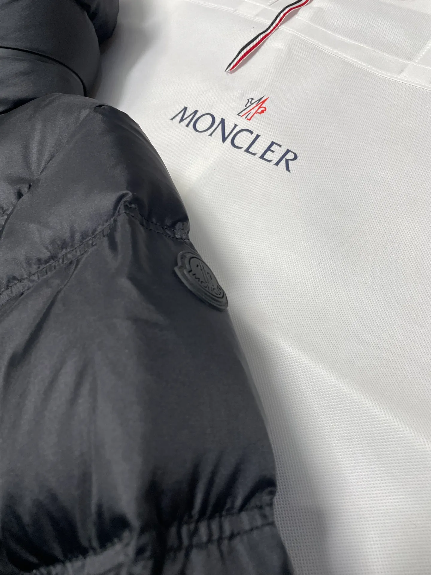P840 🆕❤️2️⃣0️⃣2️⃣4️⃣🆕Special grade down⬆️Moncler Masac men's short down jacket. A must-have item for fabric control. 2024 new technical fabric. Extremely lightweight. Ultra-light and ultra-white gooseneck filling. Cleanliness ceiling. 850+ fill power. ⚠️Special grade product with complete barcode numbers and consistent with the official website. The tag has built-in NFC electronic sensor anti-counterfeiting. It supports multiple anti-counterfeiting verifications. It comes standard with a full set of gift box packaging at the counter. Masac men's short down jacket is made of protective materials and decorated with geometric quilting, which is lightweight and warm.  The Masac men's down jacket combines cutting-edge fabrics with innovative details. Short design made from lightweight, fine-grained tear-resistant functional fabric for durability and practicality. Lightweight and warm, it's finished with gusseted quilting. Comes with removable hood. Details •Made from ripstop fabric •Fine soft ripstop lining •Down filled •Removable hood •Two-way zipper closure •Zip pockets •Elasticized cuffs and hem Size: 1-5 Black/Blue Couple's