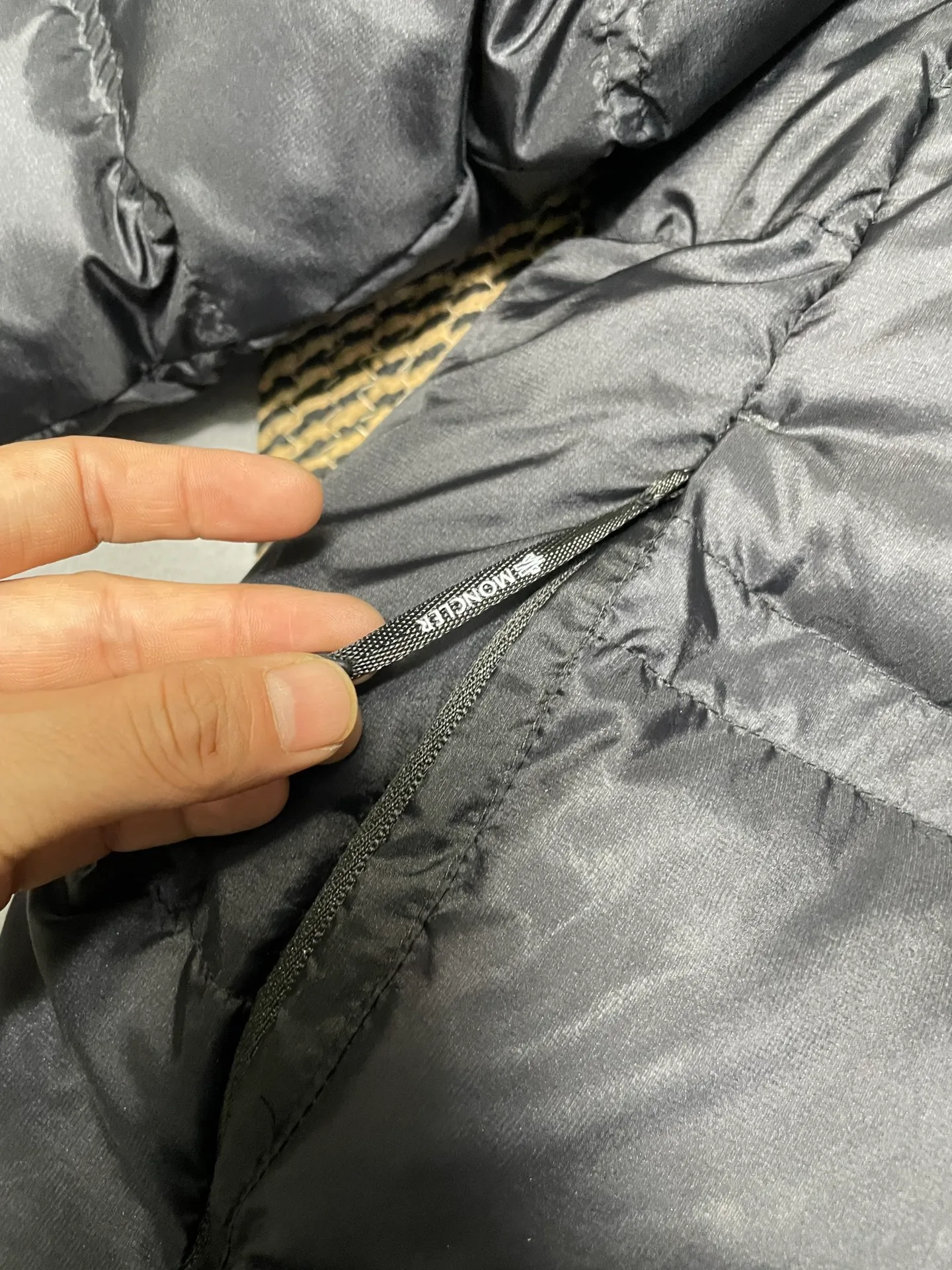 P840 🆕❤️2️⃣0️⃣2️⃣4️⃣🆕Special grade down⬆️Moncler Masac men's short down jacket. A must-have item for fabric control. 2024 new technical fabric. Extremely lightweight. Ultra-light and ultra-white gooseneck filling. Cleanliness ceiling. 850+ fill power. ⚠️Special grade product with complete barcode numbers and consistent with the official website. The tag has built-in NFC electronic sensor anti-counterfeiting. It supports multiple anti-counterfeiting verifications. It comes standard with a full set of gift box packaging at the counter. Masac men's short down jacket is made of protective materials and decorated with geometric quilting, which is lightweight and warm.  The Masac men's down jacket combines cutting-edge fabrics with innovative details. Short design made from lightweight, fine-grained tear-resistant functional fabric for durability and practicality. Lightweight and warm, it's finished with gusseted quilting. Comes with removable hood. Details •Made from ripstop fabric •Fine soft ripstop lining •Down filled •Removable hood •Two-way zipper closure •Zip pockets •Elasticized cuffs and hem Size: 1-5 Black/Blue Couple's
