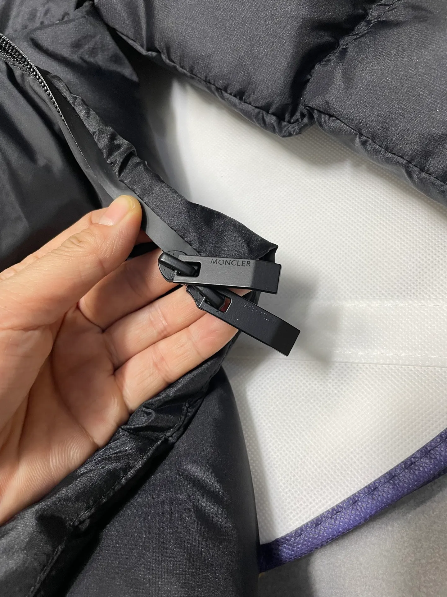 P840 🆕❤️2️⃣0️⃣2️⃣4️⃣🆕Special grade down⬆️Moncler Masac men's short down jacket. A must-have item for fabric control. 2024 new technical fabric. Extremely lightweight. Ultra-light and ultra-white gooseneck filling. Cleanliness ceiling. 850+ fill power. ⚠️Special grade product with complete barcode numbers and consistent with the official website. The tag has built-in NFC electronic sensor anti-counterfeiting. It supports multiple anti-counterfeiting verifications. It comes standard with a full set of gift box packaging at the counter. Masac men's short down jacket is made of protective materials and decorated with geometric quilting, which is lightweight and warm.  The Masac men's down jacket combines cutting-edge fabrics with innovative details. Short design made from lightweight, fine-grained tear-resistant functional fabric for durability and practicality. Lightweight and warm, it's finished with gusseted quilting. Comes with removable hood. Details •Made from ripstop fabric •Fine soft ripstop lining •Down filled •Removable hood •Two-way zipper closure •Zip pockets •Elasticized cuffs and hem Size: 1-5 Black/Blue Couple's