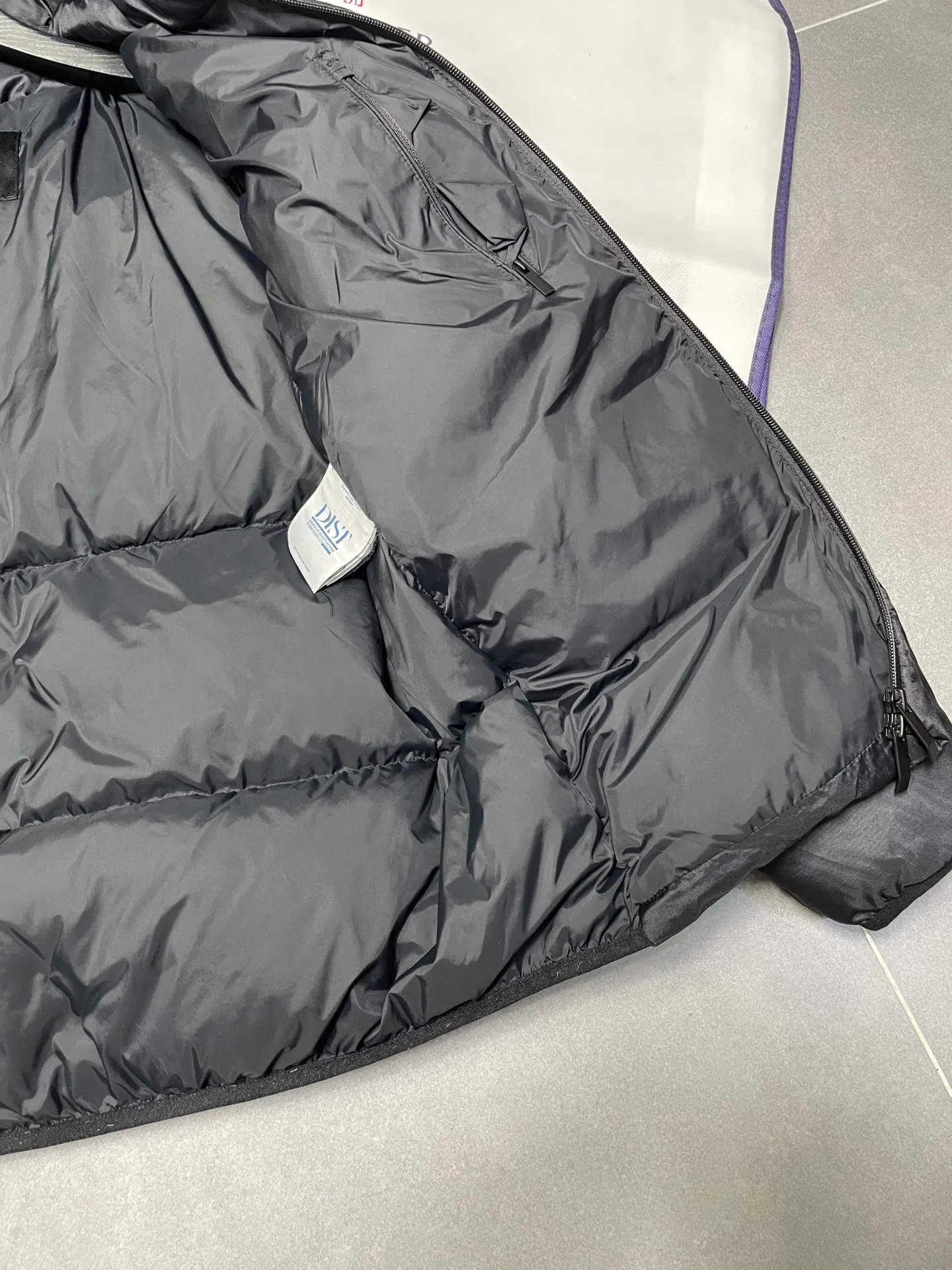 P840 🆕❤️2️⃣0️⃣2️⃣4️⃣🆕Special grade down⬆️Moncler Masac men's short down jacket. A must-have item for fabric control. 2024 new technical fabric. Extremely lightweight. Ultra-light and ultra-white gooseneck filling. Cleanliness ceiling. 850+ fill power. ⚠️Special grade product with complete barcode numbers and consistent with the official website. The tag has built-in NFC electronic sensor anti-counterfeiting. It supports multiple anti-counterfeiting verifications. It comes standard with a full set of gift box packaging at the counter. Masac men's short down jacket is made of protective materials and decorated with geometric quilting, which is lightweight and warm.  The Masac men's down jacket combines cutting-edge fabrics with innovative details. Short design made from lightweight, fine-grained tear-resistant functional fabric for durability and practicality. Lightweight and warm, it's finished with gusseted quilting. Comes with removable hood. Details •Made from ripstop fabric •Fine soft ripstop lining •Down filled •Removable hood •Two-way zipper closure •Zip pockets •Elasticized cuffs and hem Size: 1-5 Black/Blue Couple's