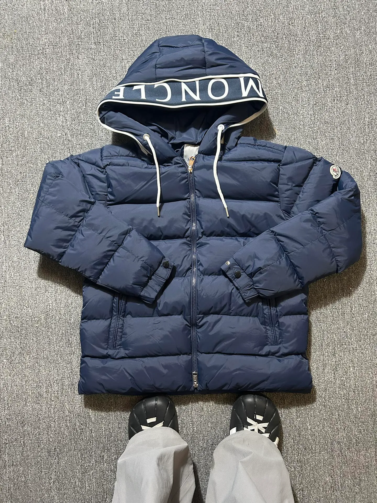 P450 000040 #FF2533 Moncler Cardere Series Short Down Jacket Letter printed short long-sleeved hooded down jacket. With official website QR code, five sheets of matching accessories details. Washable. The zipper of the hood can be zipped up. Size: M-XXL