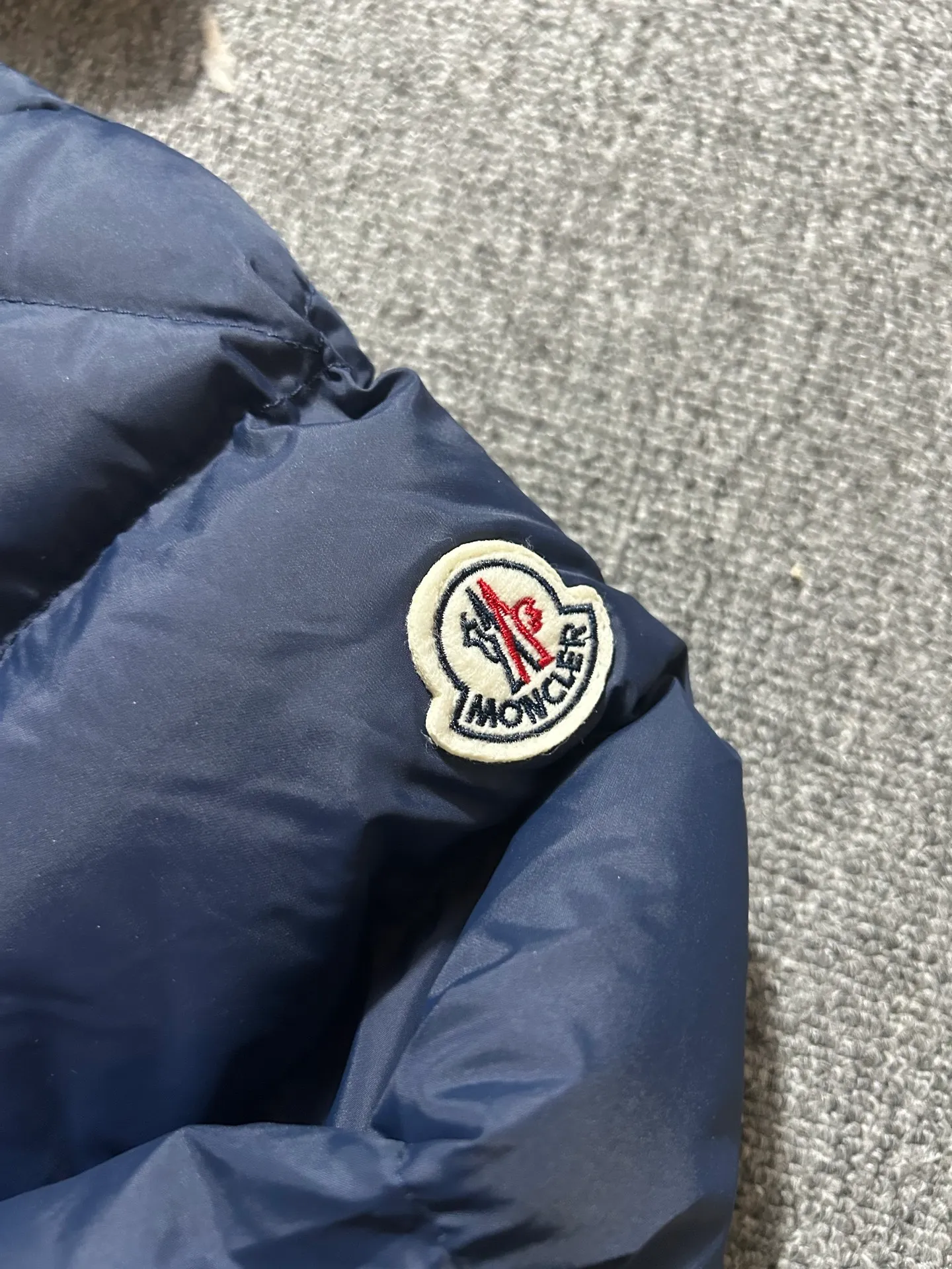 P450 000040 #FF2533 Moncler Cardere Series Short Down Jacket Letter printed short long-sleeved hooded down jacket. With official website QR code, five sheets of matching accessories details. Washable. The zipper of the hood can be zipped up. Size: M-XXL