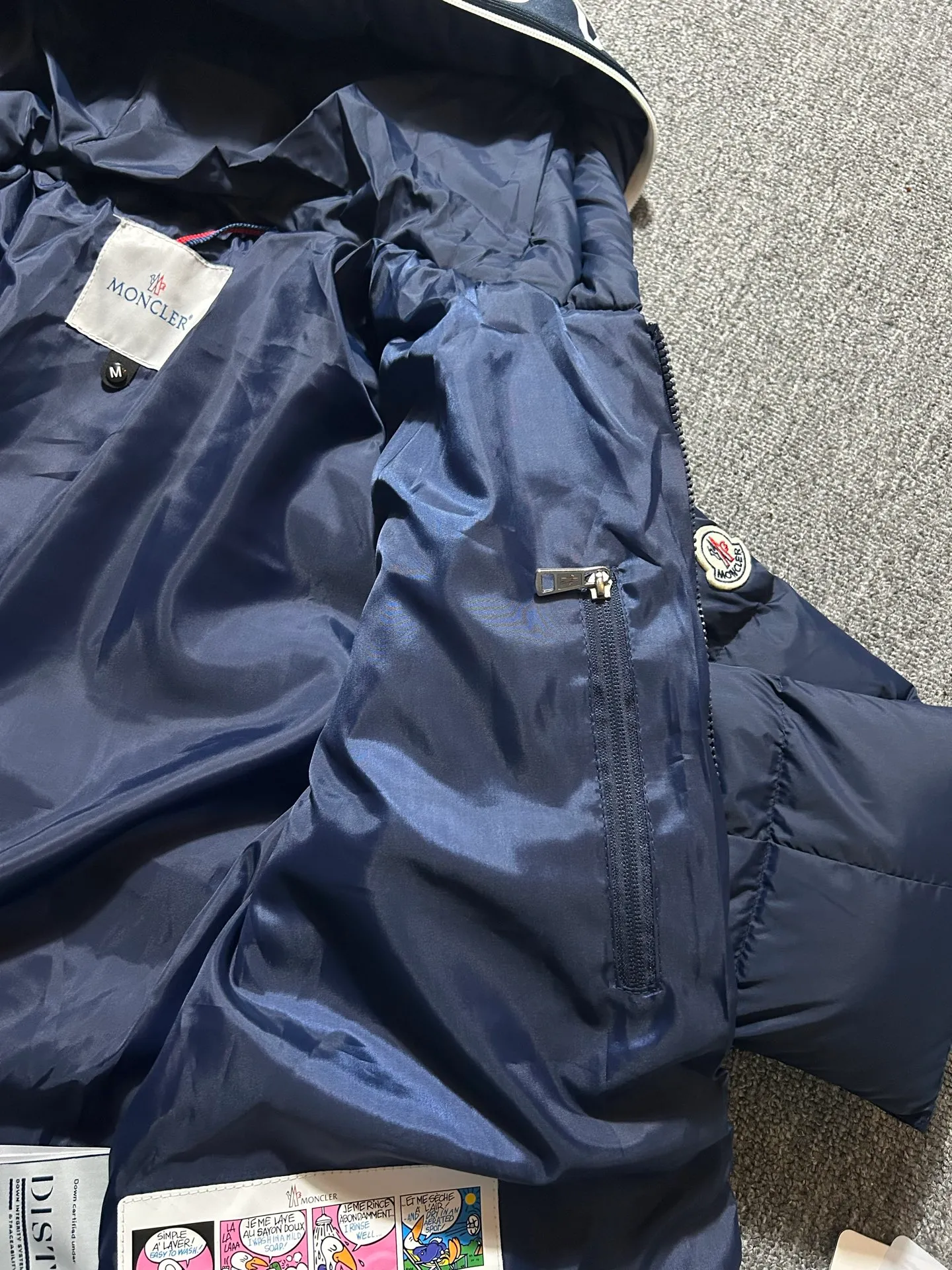 P450 000040 #FF2533 Moncler Cardere Series Short Down Jacket Letter printed short long-sleeved hooded down jacket. With official website QR code, five sheets of matching accessories details. Washable. The zipper of the hood can be zipped up. Size: M-XXL
