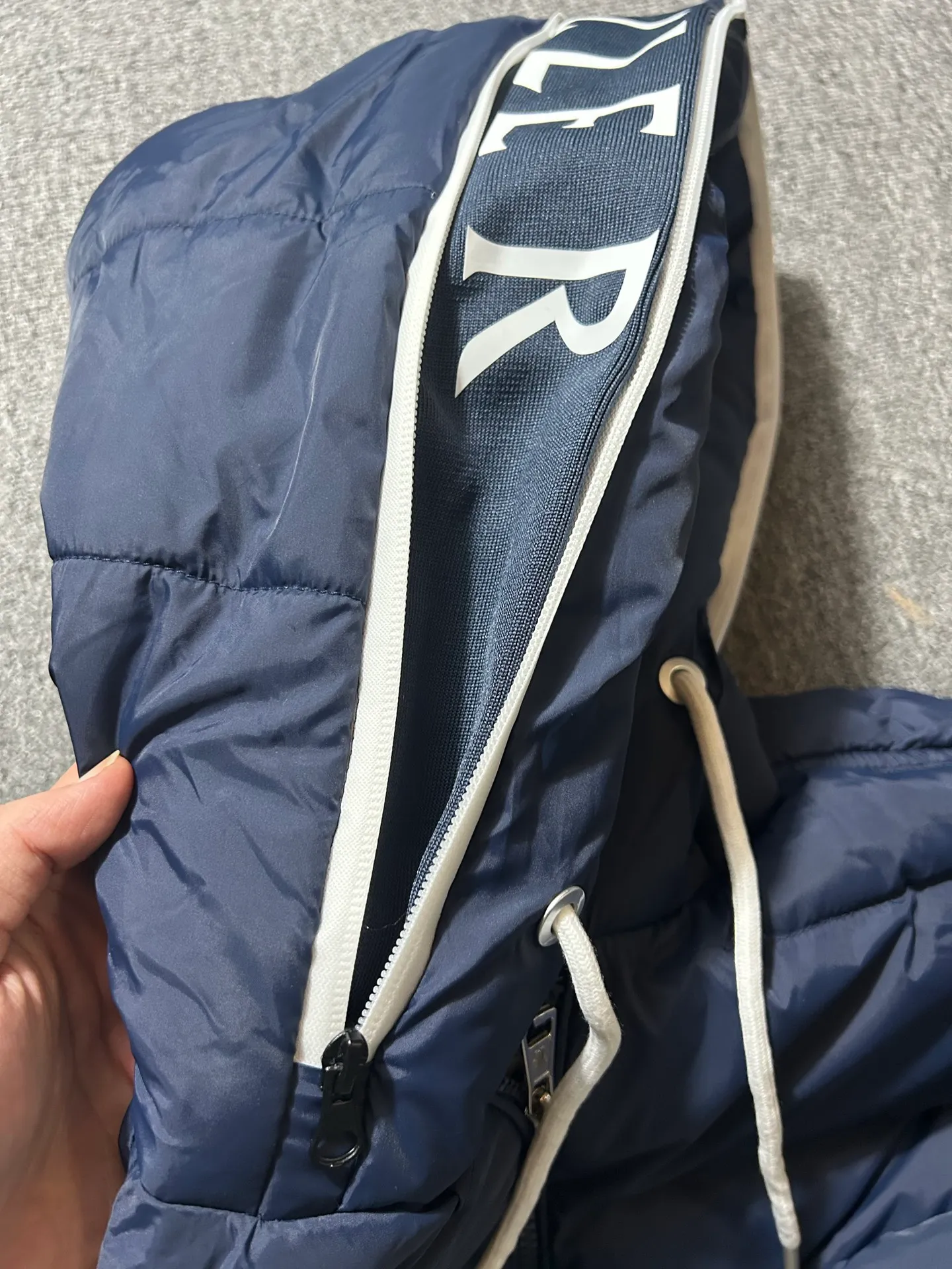P450 000040 #FF2533 Moncler Cardere Series Short Down Jacket Letter printed short long-sleeved hooded down jacket. With official website QR code, five sheets of matching accessories details. Washable. The zipper of the hood can be zipped up. Size: M-XXL