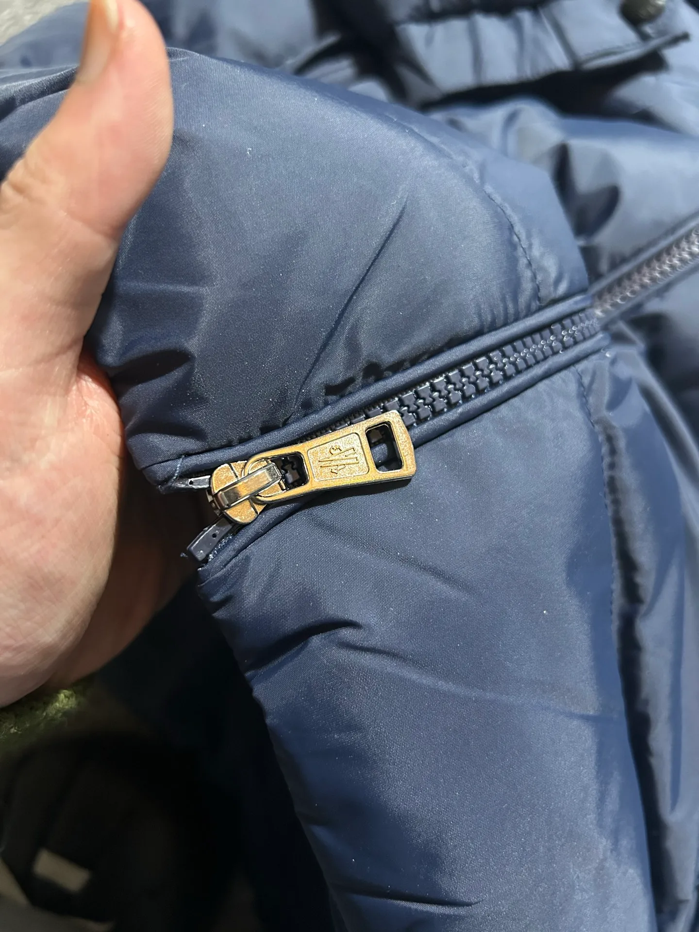 P450 000040 #FF2533 Moncler Cardere Series Short Down Jacket Letter printed short long-sleeved hooded down jacket. With official website QR code, five sheets of matching accessories details. Washable. The zipper of the hood can be zipped up. Size: M-XXL