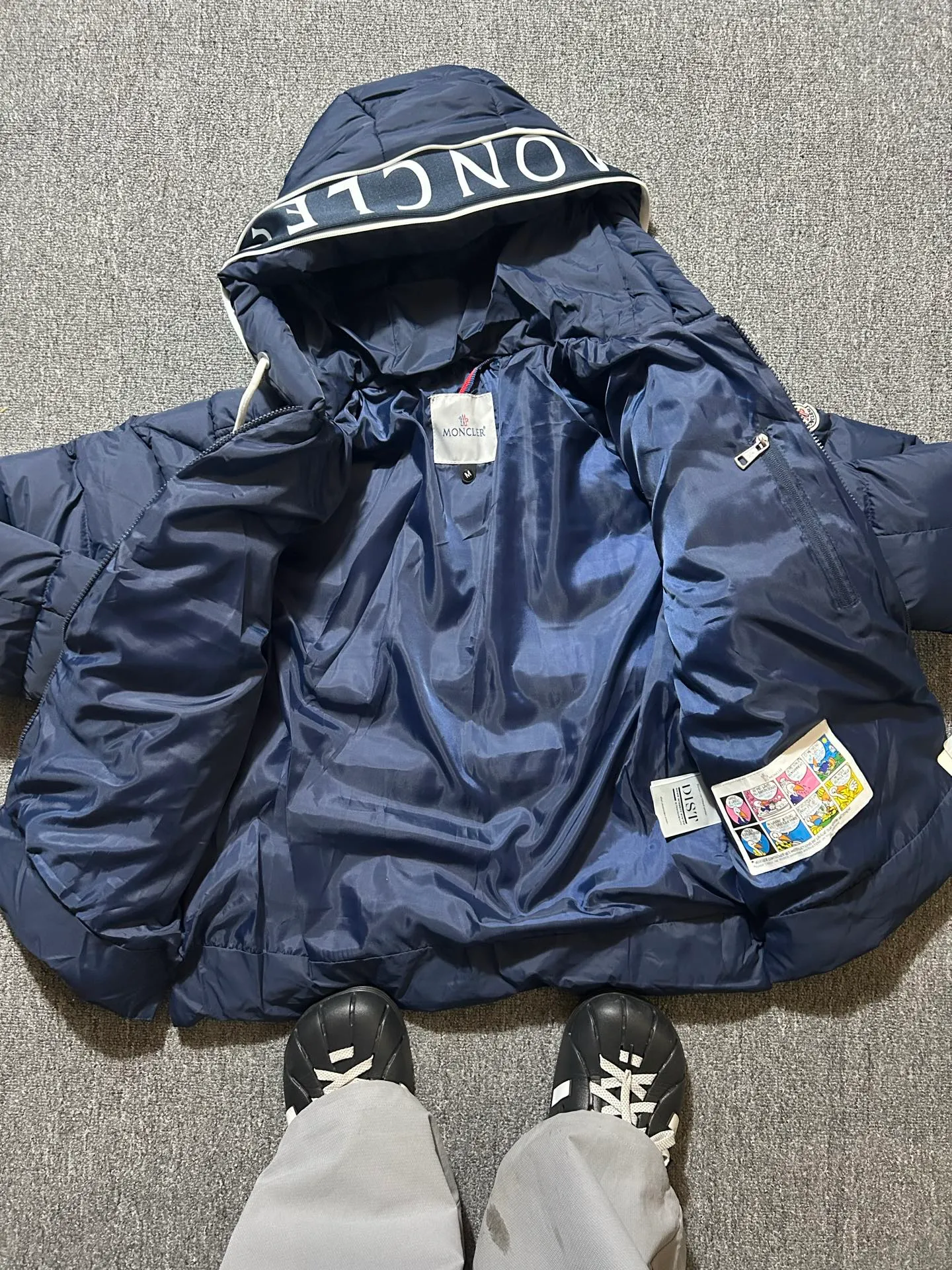 P450 000040 #FF2533 Moncler Cardere Series Short Down Jacket Letter printed short long-sleeved hooded down jacket. With official website QR code, five sheets of matching accessories details. Washable. The zipper of the hood can be zipped up. Size: M-XXL