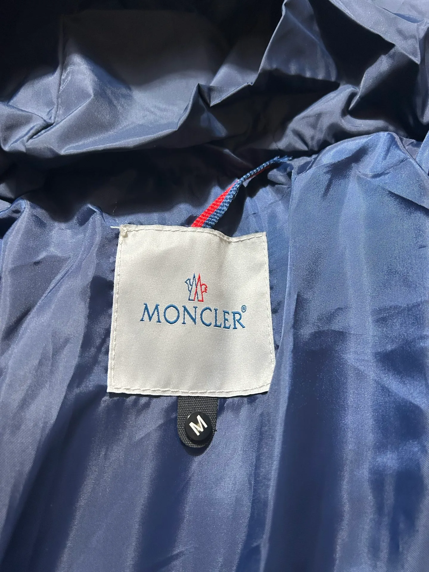 P450 000040 #FF2533 Moncler Cardere Series Short Down Jacket Letter printed short long-sleeved hooded down jacket. With official website QR code, five sheets of matching accessories details. Washable. The zipper of the hood can be zipped up. Size: M-XXL