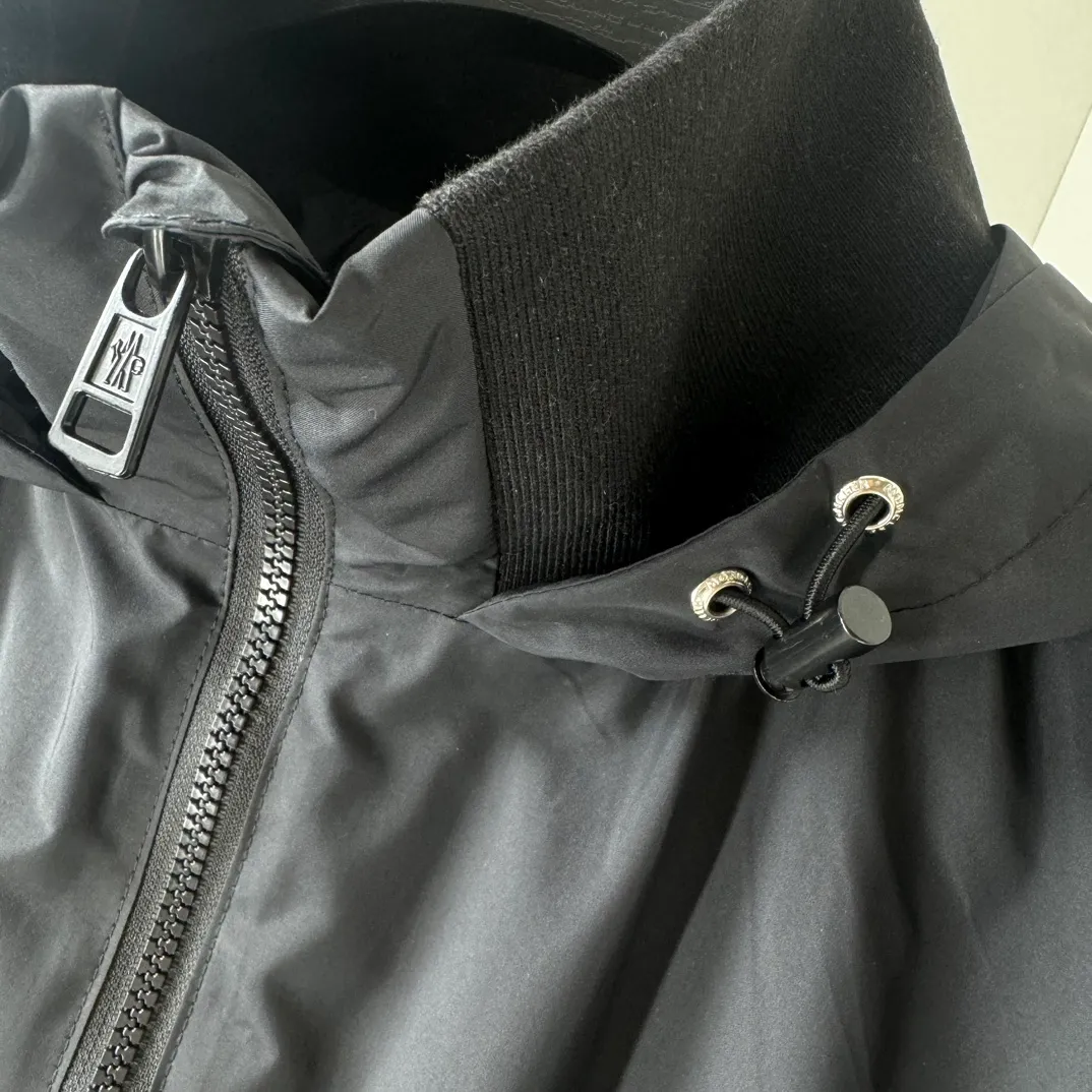 P430 Moncler masked jacket, windbreaker, coat! The upper is soft and comfortable, windproof and rainproof and super lightweight! The arms are printed with the latest brand prints ~ the style is even more fashionable and stylish, the zippers are engraved with logos, and various details highlight the quality! It can be worn as a jacket in spring and autumn, and it is very nice to use in concave shapes! Practical and versatile. Color: black (thin version) Size: M-2XL