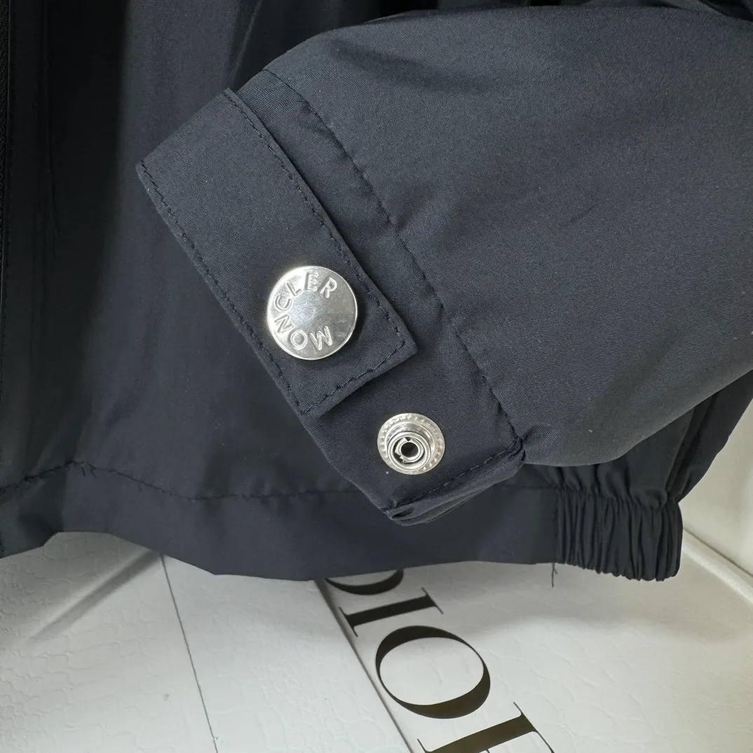 P430 Moncler masked jacket, windbreaker, coat! The upper is soft and comfortable, windproof and rainproof and super lightweight! The arms are printed with the latest brand prints ~ the style is even more fashionable and stylish, the zippers are engraved with logos, and various details highlight the quality! It can be worn as a jacket in spring and autumn, and it is very nice to use in concave shapes! Practical and versatile. Color: black (thin version) Size: M-2XL
