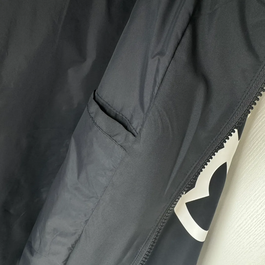 P430 Moncler masked jacket, windbreaker, coat! The upper is soft and comfortable, windproof and rainproof and super lightweight! The arms are printed with the latest brand prints ~ the style is even more fashionable and stylish, the zippers are engraved with logos, and various details highlight the quality! It can be worn as a jacket in spring and autumn, and it is very nice to use in concave shapes! Practical and versatile. Color: black (thin version) Size: M-2XL