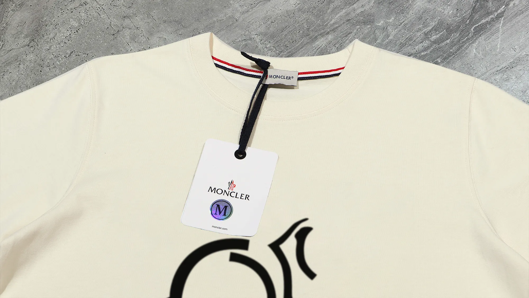 P210 High-version sweatshirt) [Long-term stock] 〖𝐌𝐎𝐍𝐂𝐋𝐄𝐑~Mask〗 Made of 440g heavy-weight fabric. It is different from the market currency. It can be matched with any variety and is properly handsome. 😎The whole dress is made of double waistcoats. The double waistcoats make the whole dress more three-dimensional. Not ordinary factories can do such fine work. 2025 Spring runway version of the T stage, on sale at the counter, round neck terry sweatshirt, high-end double-strand pure cotton, custom-made stretch ribs, dyed in the same vat, complete with three standards, matched with exquisite embroidered LOGO on the chest, simple and advanced, same style for men and women. Color: black, apricot, white, size: S M L XL 2XL