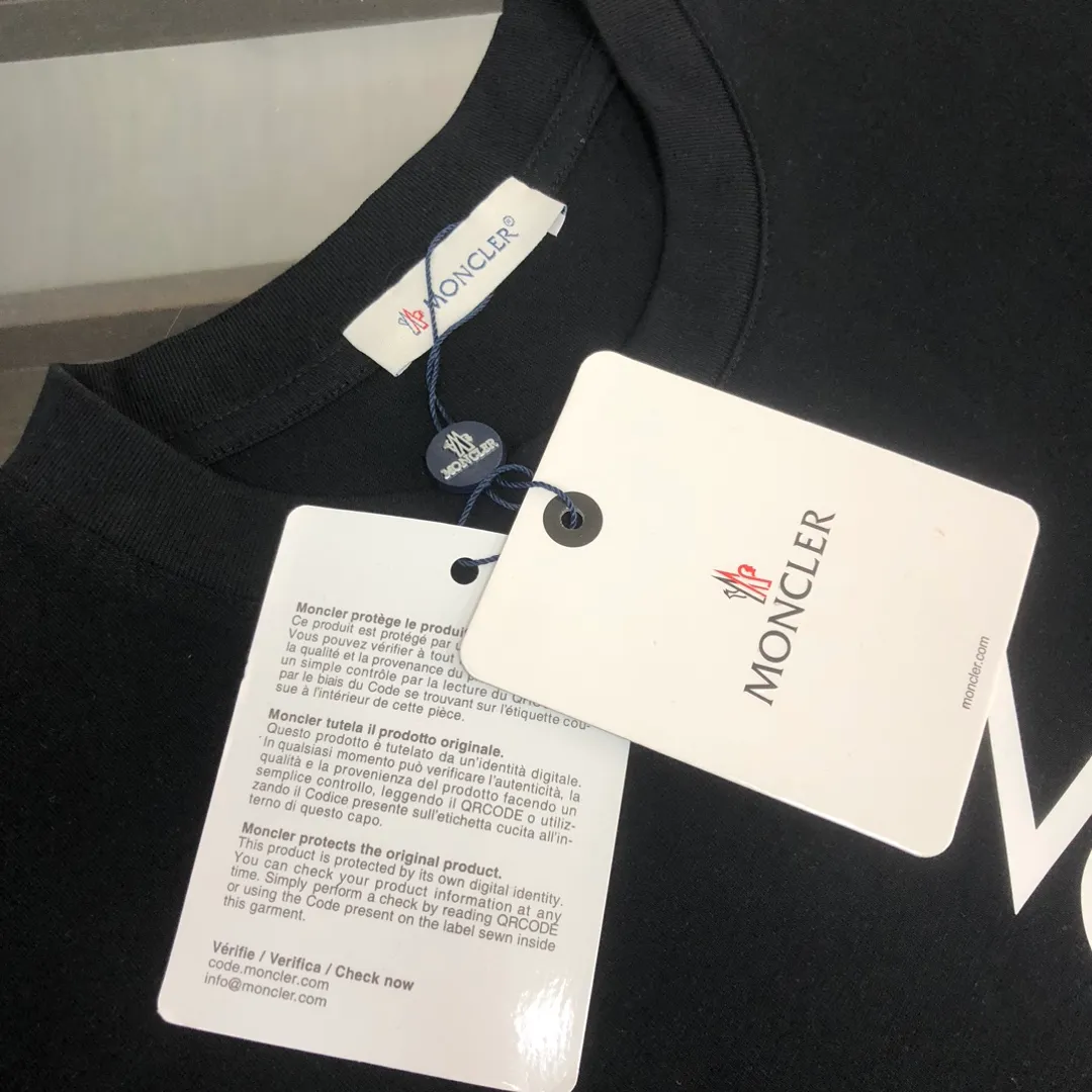 P150 MONCLER 25 The latest short-sleeved T-shirt for couples~Featured brand printing design~The upper body of the fabric is comfortable and breathable, not stiff, slim cut, and made of high-end custom-made pure cotton fabric! The upper body is comfortable and stylish, and it can be worn alone as an inner layer. It is a must-have for fashionistas! ! ! Color: black, white, sapphire blue, gray Size: S M L XL (loose fit! Please state your height and weight when placing an order)
