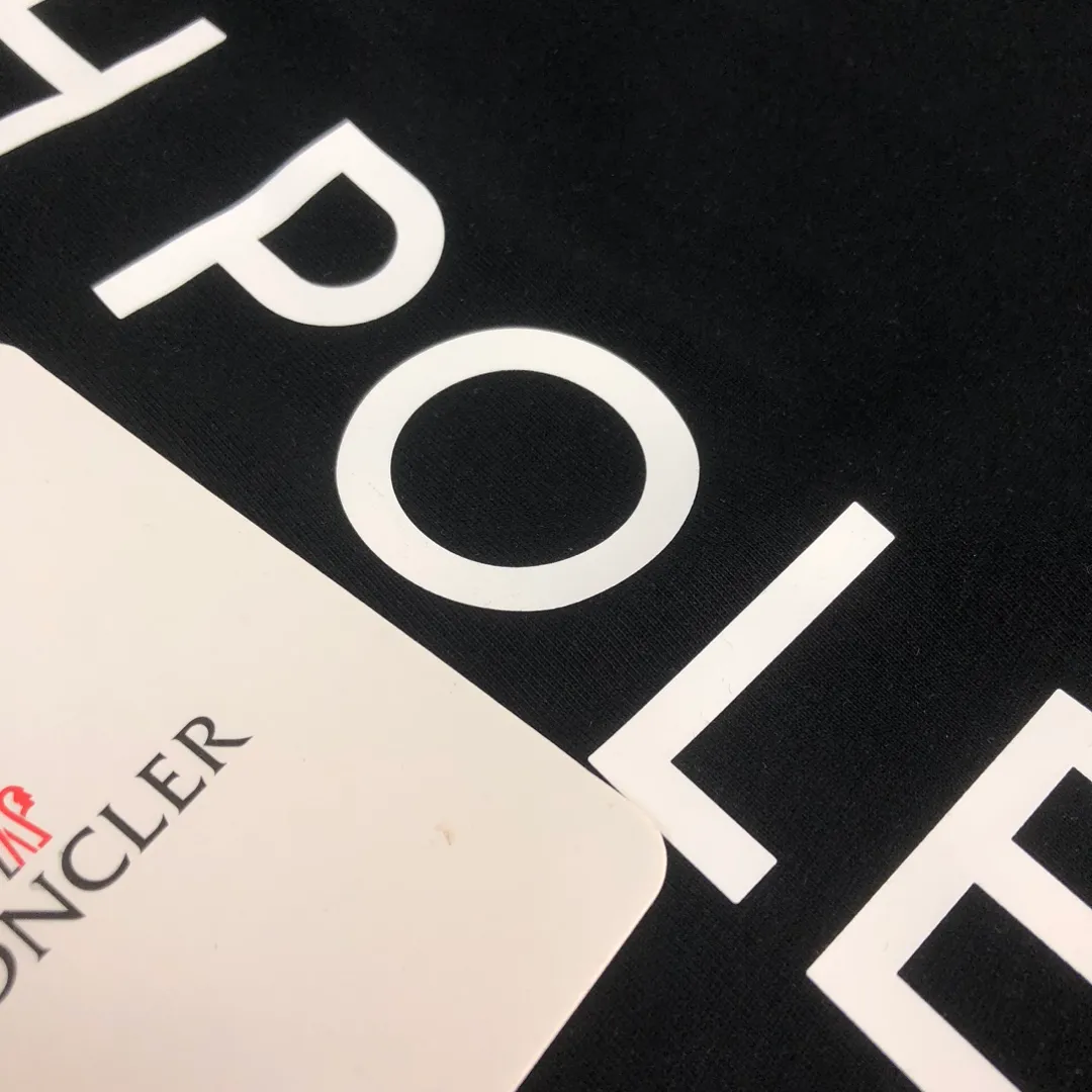P150 MONCLER 25 The latest short-sleeved T-shirt for couples~Featured brand printing design~The upper body of the fabric is comfortable and breathable, not stiff, slim cut, and made of high-end custom-made pure cotton fabric! The upper body is comfortable and stylish, and it can be worn alone as an inner layer. It is a must-have for fashionistas! ! ! Color: black, white, sapphire blue, gray Size: S M L XL (loose fit! Please state your height and weight when placing an order)