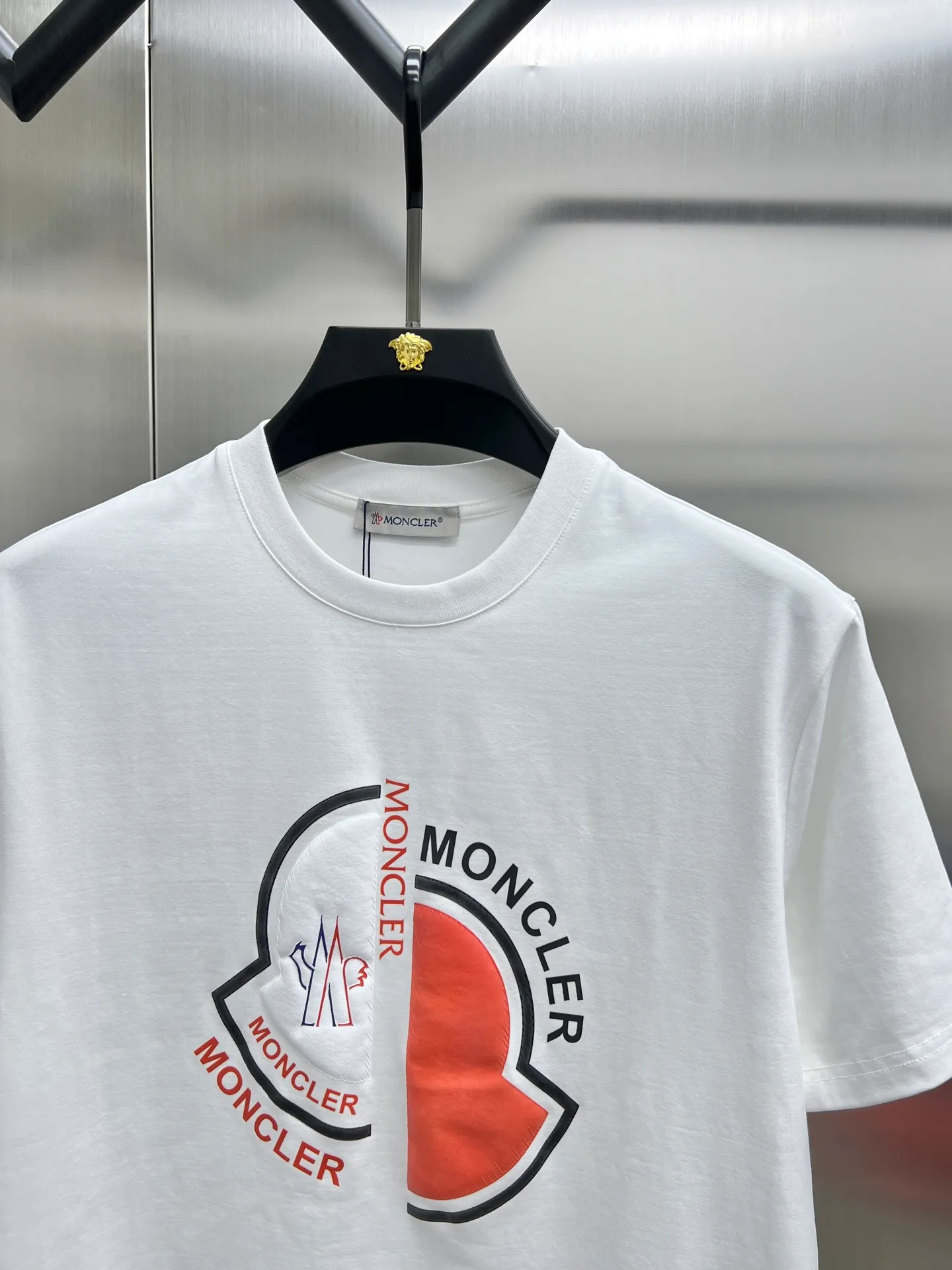 P220 Moncler🌟New debut counter latest short-sleeved round neck T-shirt, high-end customized design, avant-garde and fashionable! The brand logo emphasizes craftsmanship and is designed with high-end custom fabrics. Soft to the touch. Comfortable to wear. Exquisite stitching at the counter level. Fine workmanship. The upper body effect is incomparably handsome! A must-have item for a stylish man! 🐎🐎Size: M-XXL (size chart in the last picture)