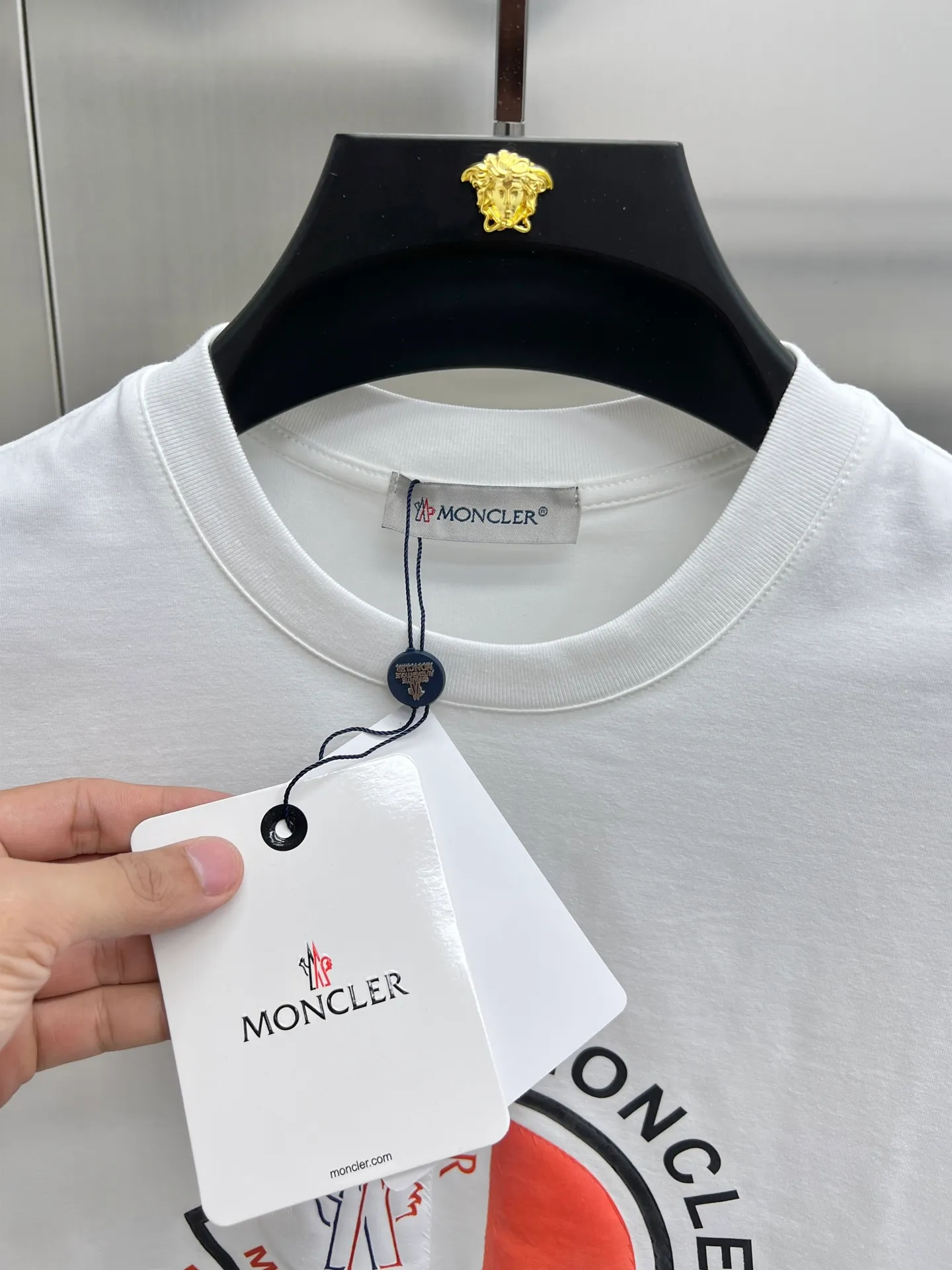 P220 Moncler🌟New debut counter latest short-sleeved round neck T-shirt, high-end customized design, avant-garde and fashionable! The brand logo emphasizes craftsmanship and is designed with high-end custom fabrics. Soft to the touch. Comfortable to wear. Exquisite stitching at the counter level. Fine workmanship. The upper body effect is incomparably handsome! A must-have item for a stylish man! 🐎🐎Size: M-XXL (size chart in the last picture)