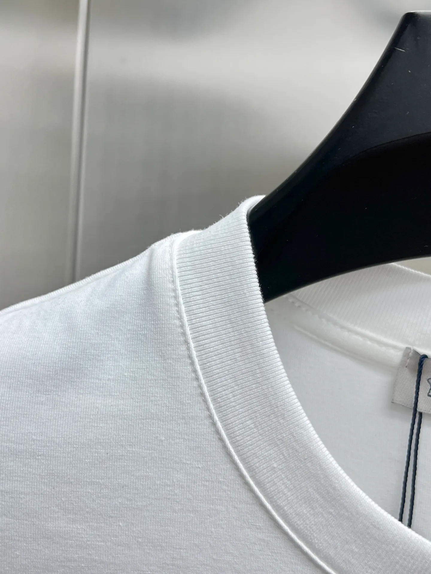 P220 Moncler🌟New debut counter latest short-sleeved round neck T-shirt, high-end customized design, avant-garde and fashionable! The brand logo emphasizes craftsmanship and is designed with high-end custom fabrics. Soft to the touch. Comfortable to wear. Exquisite stitching at the counter level. Fine workmanship. The upper body effect is incomparably handsome! A must-have item for a stylish man! 🐎🐎Size: M-XXL (size chart in the last picture)
