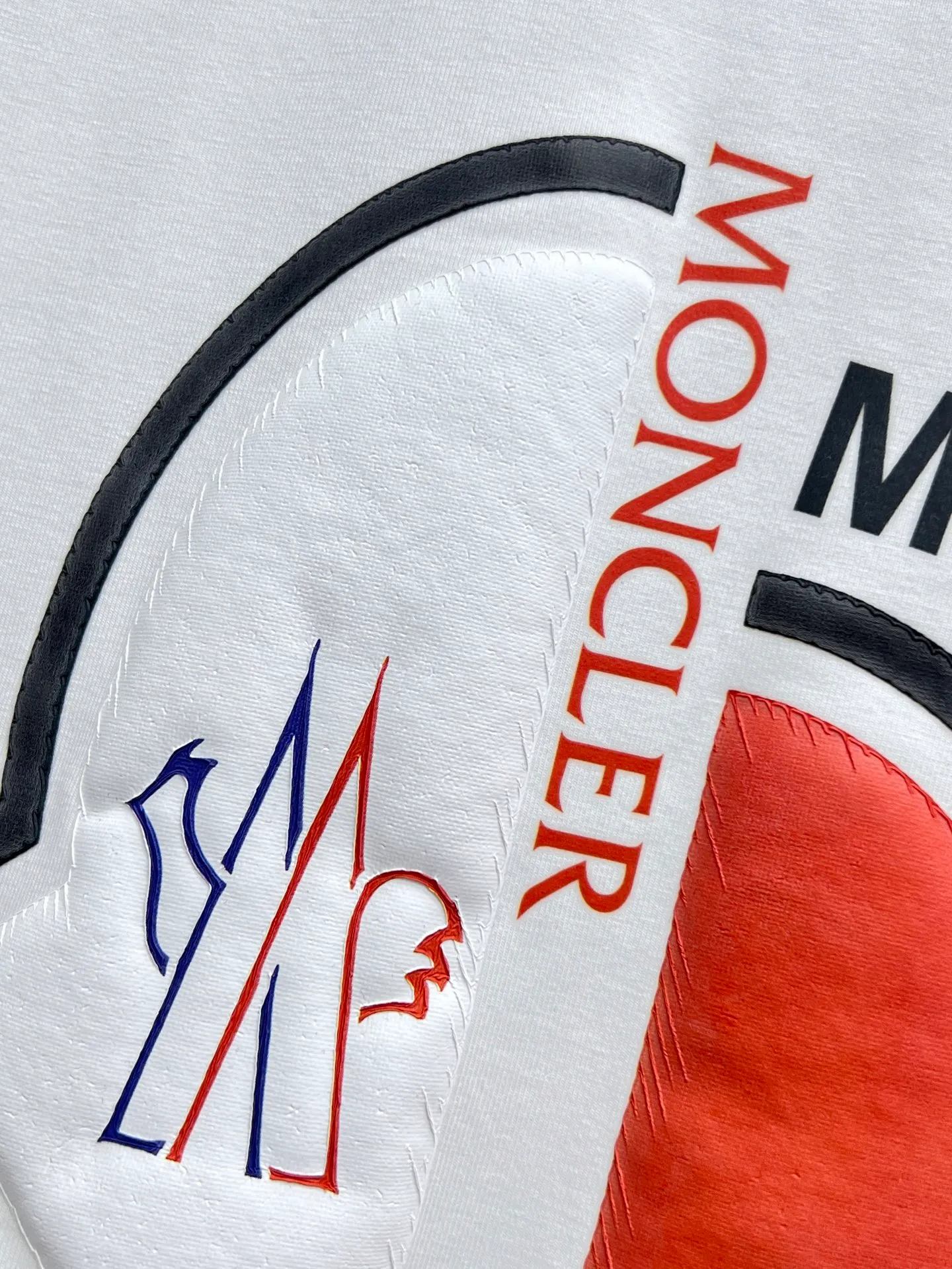 P220 Moncler🌟New debut counter latest short-sleeved round neck T-shirt, high-end customized design, avant-garde and fashionable! The brand logo emphasizes craftsmanship and is designed with high-end custom fabrics. Soft to the touch. Comfortable to wear. Exquisite stitching at the counter level. Fine workmanship. The upper body effect is incomparably handsome! A must-have item for a stylish man! 🐎🐎Size: M-XXL (size chart in the last picture)