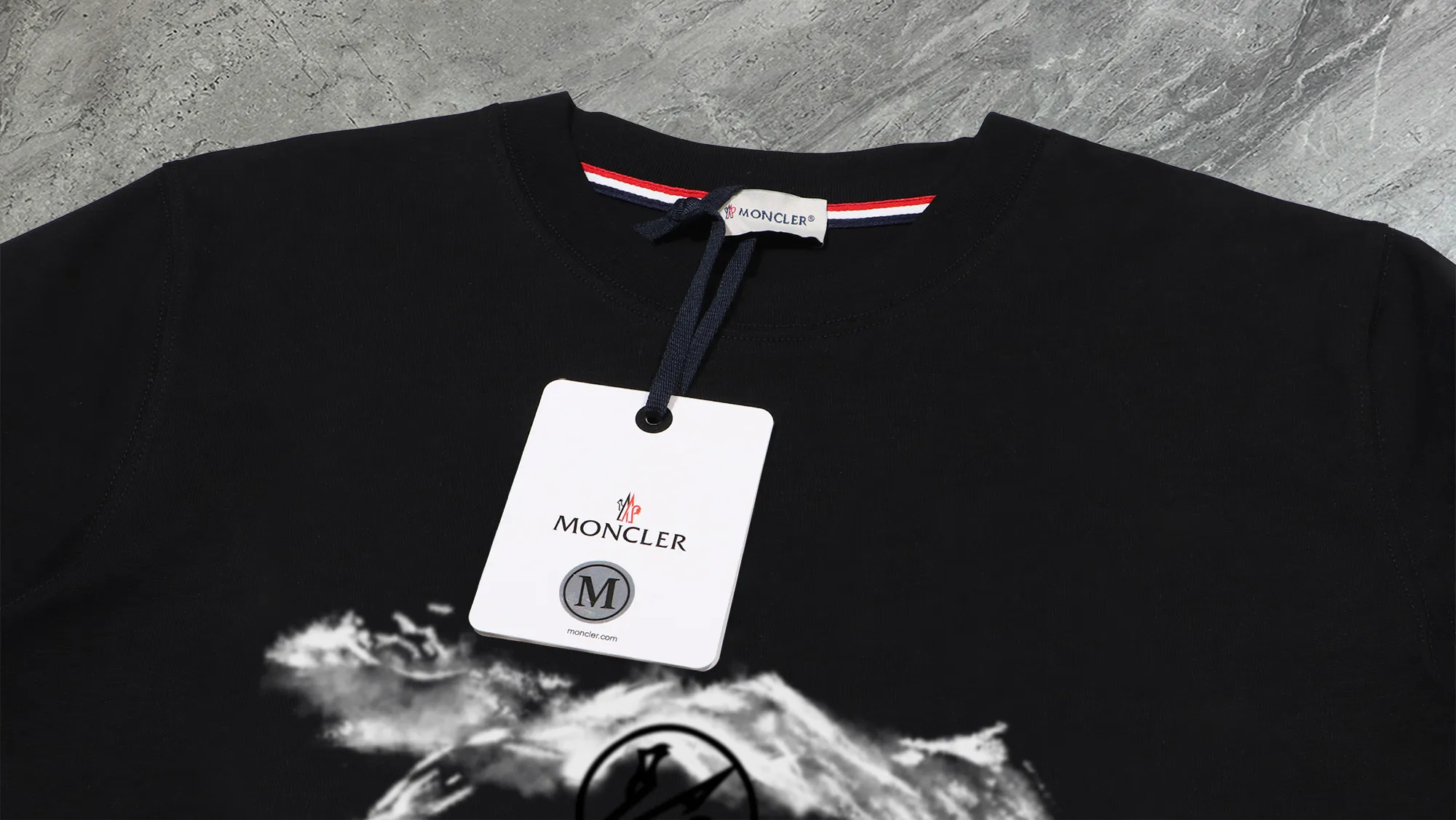 P210 High-version sweatshirt) [Long-term stock] 〖𝐌𝐎𝐍𝐂𝐋𝐄𝐑~Mask〗 Made of 440g heavy-weight fabric. It is different from the market currency. It can be matched with any variety and is properly handsome. 😎The whole dress is made of double waistcoats. The double waistcoats make the whole dress more three-dimensional. Not ordinary factories can do such fine work. 2025 Spring runway version of the T stage, on sale at the counter, round neck terry sweatshirt, high-end double-strand pure cotton, custom-made stretch ribs, dyed in the same vat, complete with three standards, matched with exquisite embroidered LOGO on the chest, simple and advanced, same style for men and women. Color: black, apricot, white, size: S M L XL 2XL