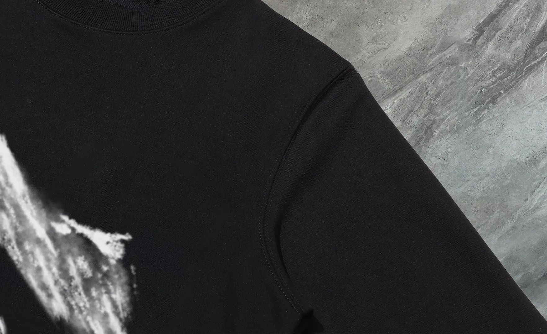 P210 High-version sweatshirt) [Long-term stock] 〖𝐌𝐎𝐍𝐂𝐋𝐄𝐑~Mask〗 Made of 440g heavy-weight fabric. It is different from the market currency. It can be matched with any variety and is properly handsome. 😎The whole dress is made of double waistcoats. The double waistcoats make the whole dress more three-dimensional. Not ordinary factories can do such fine work. 2025 Spring runway version of the T stage, on sale at the counter, round neck terry sweatshirt, high-end double-strand pure cotton, custom-made stretch ribs, dyed in the same vat, complete with three standards, matched with exquisite embroidered LOGO on the chest, simple and advanced, same style for men and women. Color: black, apricot, white, size: S M L XL 2XL