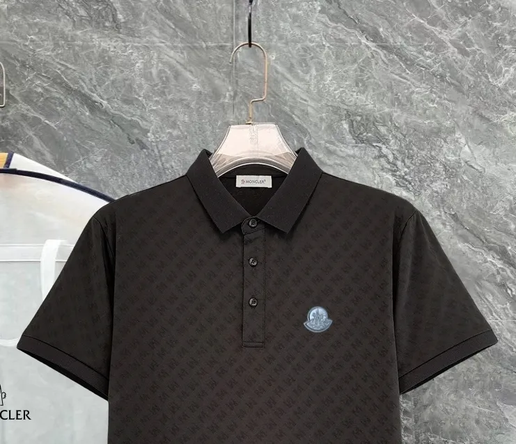 P210 High-end quality Moncler 25 spring and summer full jacquard lapel short sleeves. This short sleeve is made of Tencel➕cotton fabric, with double jacquard all over. It is carefully made and the upper body is refreshing! Update your casual look. Exquisite tailoring, complete with three-label accessories. Really heavy-duty. It is a fashionable item. The front is decorated with the brand LOGO. It is genuine YB custom fabric. It will never be faked. This piece looks really good when worn! Looks great with any combination! No gender distinction, same style for men and women Color: Black White Size: M L XL XXL XXXL