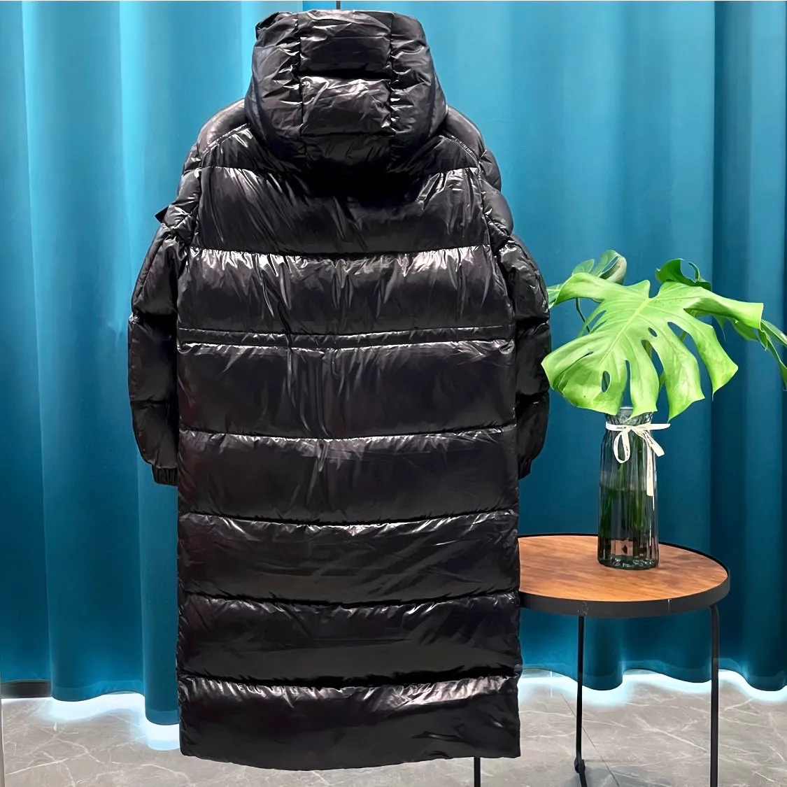 P800 Moncler ➡️Male Maire long matte black down jacket for women, perfect for keeping out the cold! Yuhuang Winter Extra Long Hooded Down Jacket There are thousands of styles of down jackets. As the king at the pinnacle of the down industry, Yuhuang Family will be included in the key repurchase list every year!  Because no matter how cold the wind is and the cold is unbearable, Yuhuang will always accompany you to give you warmth and resist the cold wave!  Made of pure European standard 90% goose down + 10% feathers. Real European standard goose down🦢 When you get the clothes, you can feel the filling and fullness of the down jacket. It is really not on the same level as the market products... The down content is the highest level in the industry. The raw materials are well invested. The best neck down on the goose is selected. The down is light, thin, soft and warm. It is very healing, comfortable and breathable, and as warm as a lover’s hug!  The shiny fabric design is noble and elegant, highlighting the texture! If you touch it with your fingers, you will definitely be conquered by its invincible texture, which is fluffy but not bloated! Everything is Yuhuang’s craftsmanship. Highly praised. It’s extremely eye-catching!