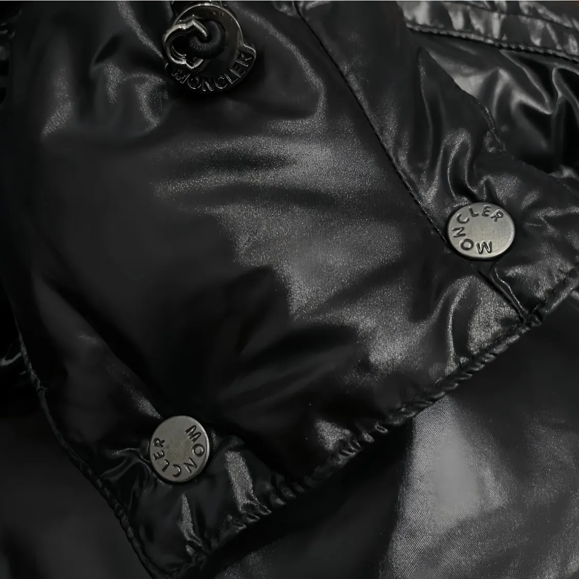 P800 Moncler ➡️Male Maire long matte black down jacket for women, perfect for keeping out the cold! Yuhuang Winter Extra Long Hooded Down Jacket There are thousands of styles of down jackets. As the king at the pinnacle of the down industry, Yuhuang Family will be included in the key repurchase list every year!  Because no matter how cold the wind is and the cold is unbearable, Yuhuang will always accompany you to give you warmth and resist the cold wave!  Made of pure European standard 90% goose down + 10% feathers. Real European standard goose down🦢 When you get the clothes, you can feel the filling and fullness of the down jacket. It is really not on the same level as the market products... The down content is the highest level in the industry. The raw materials are well invested. The best neck down on the goose is selected. The down is light, thin, soft and warm. It is very healing, comfortable and breathable, and as warm as a lover’s hug!  The shiny fabric design is noble and elegant, highlighting the texture! If you touch it with your fingers, you will definitely be conquered by its invincible texture, which is fluffy but not bloated! Everything is Yuhuang’s craftsmanship. Highly praised. It’s extremely eye-catching!