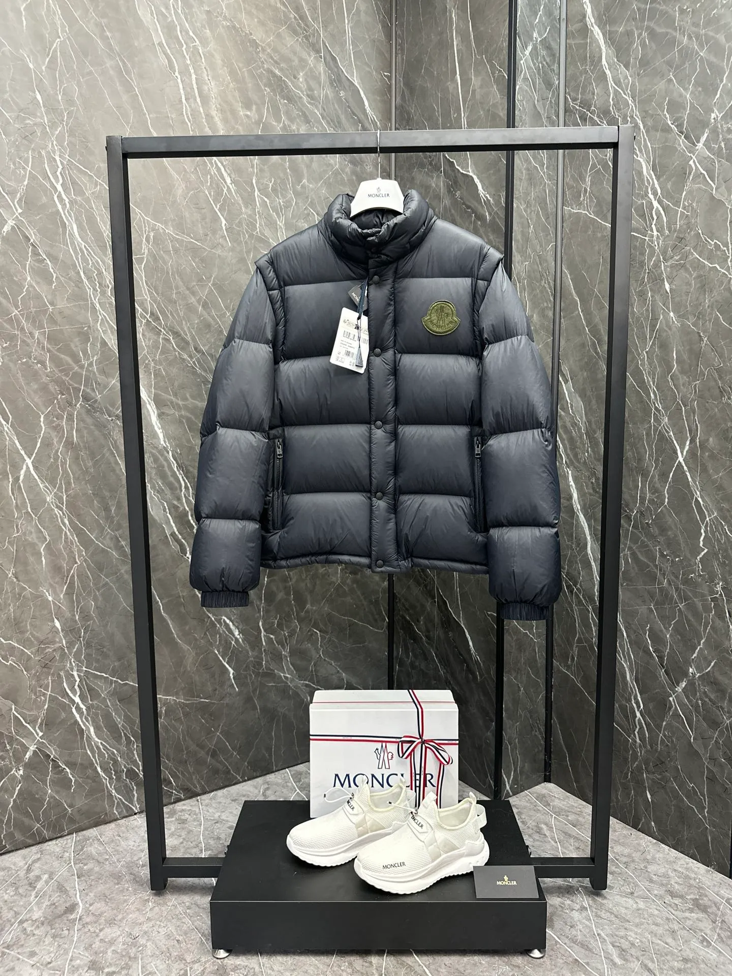P900 Moncler Cyclone two-in-one down jacket. Convertible/jacket/hooded vest/stand collar vest/hooded down jacket. It is really easy to wear and practical.