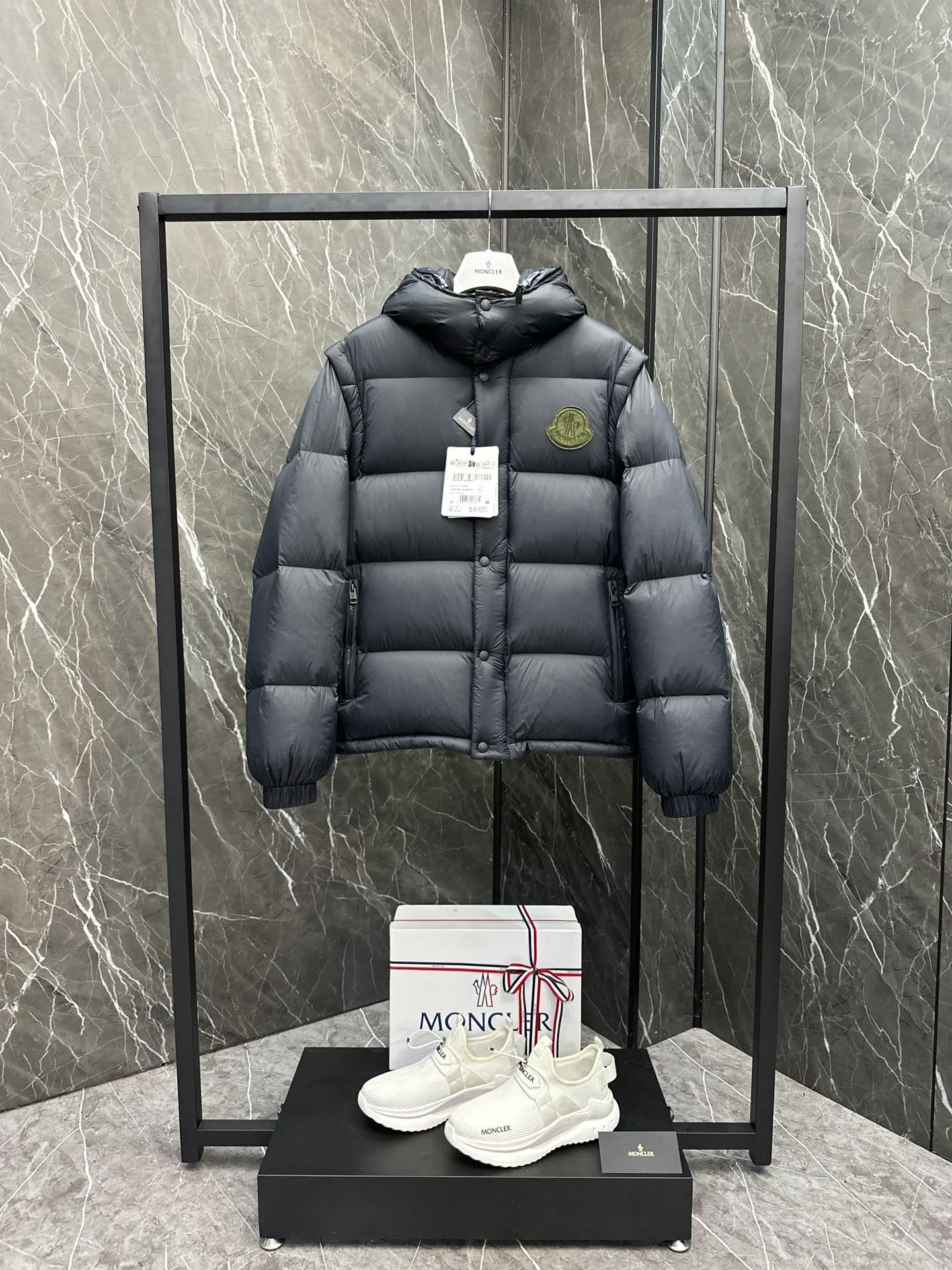P900 Moncler Cyclone two-in-one down jacket. Convertible/jacket/hooded vest/stand collar vest/hooded down jacket. It is really easy to wear and practical.