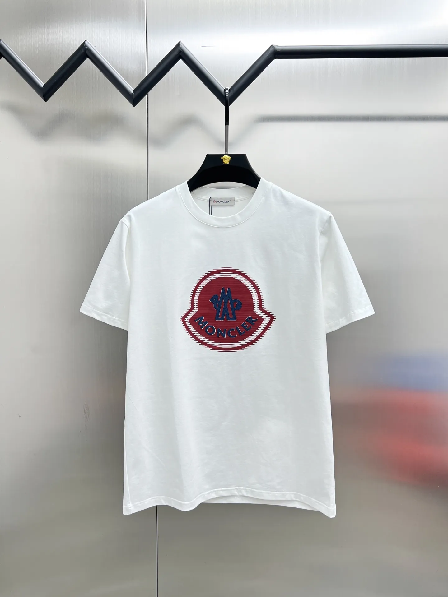 P220 Moncler🌟New debut counter latest short-sleeved round neck T-shirt, high-end customized design, avant-garde and fashionable! The brand logo emphasizes craftsmanship and is designed with high-end custom fabrics. Soft to the touch. Comfortable to wear. Exquisite stitching at the counter level. Fine workmanship. The upper body effect is incomparably handsome! A must-have item for a stylish man! 🐎🐎Size: M-XXL (size chart in the last picture)