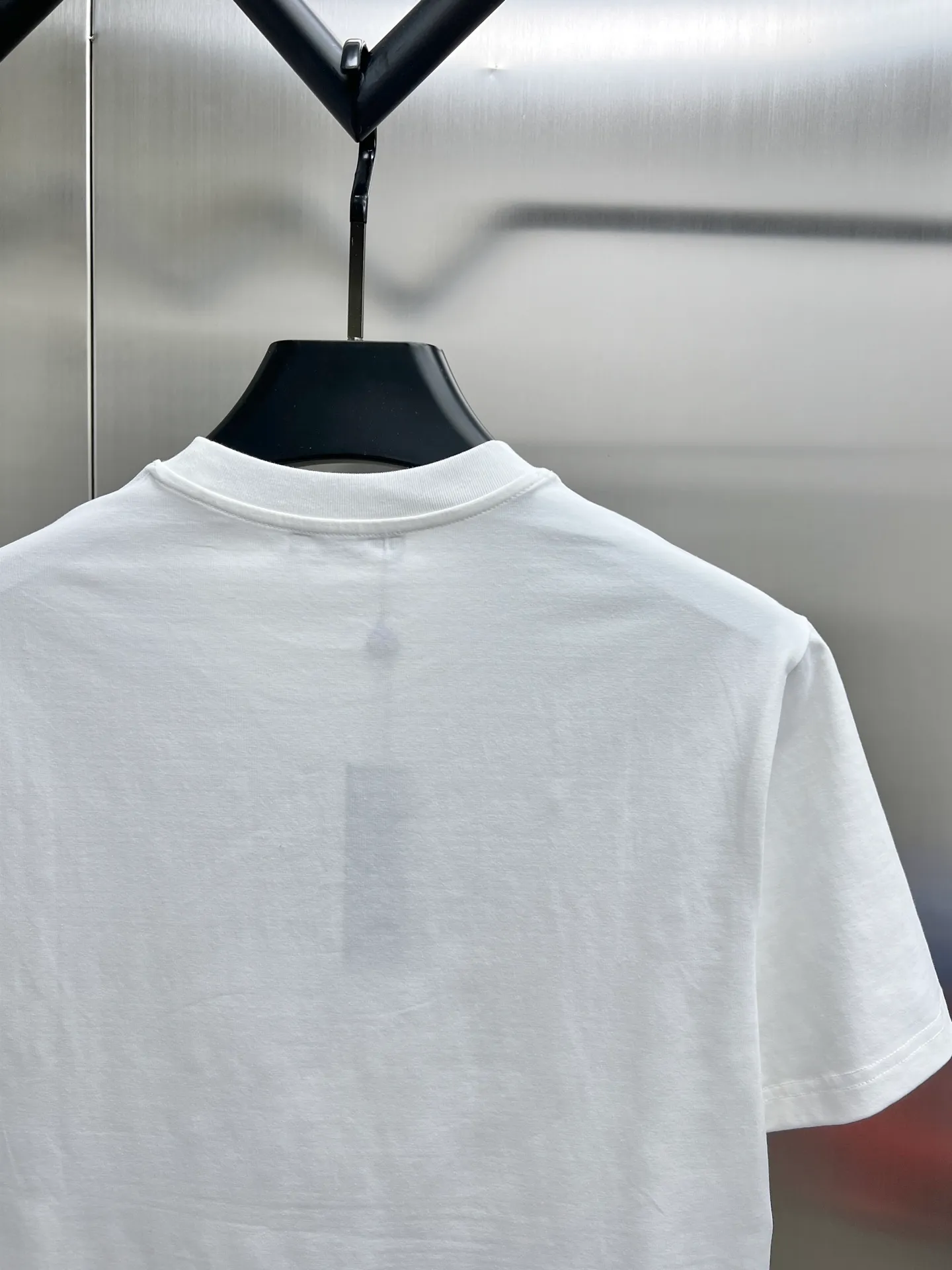 P220 Moncler🌟New debut counter latest short-sleeved round neck T-shirt, high-end customized design, avant-garde and fashionable! The brand logo emphasizes craftsmanship and is designed with high-end custom fabrics. Soft to the touch. Comfortable to wear. Exquisite stitching at the counter level. Fine workmanship. The upper body effect is incomparably handsome! A must-have item for a stylish man! 🐎🐎Size: M-XXL (size chart in the last picture)