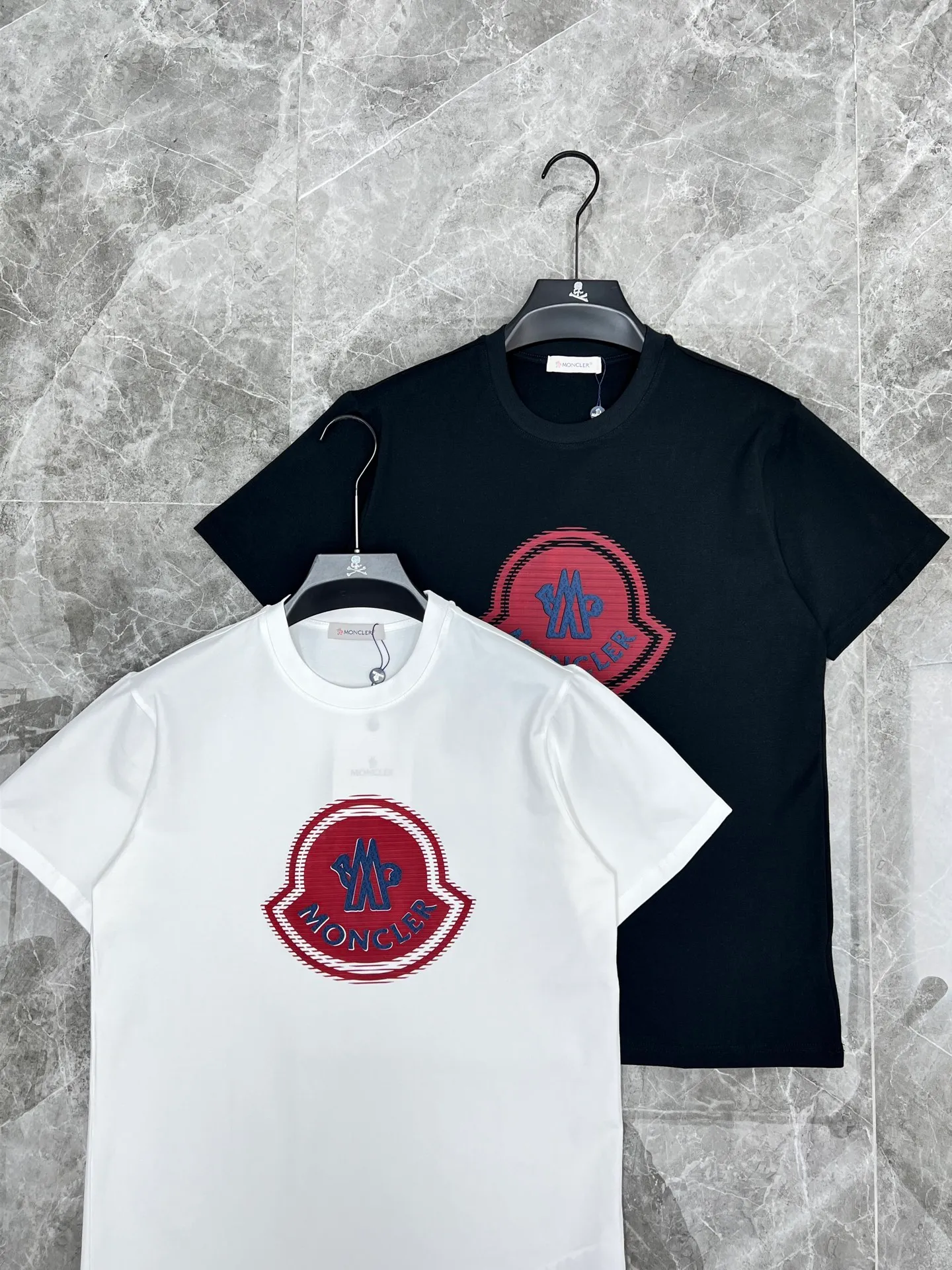 P220 Moncler🌟New debut counter latest short-sleeved round neck T-shirt, high-end customized design, avant-garde and fashionable! The brand logo emphasizes craftsmanship and is designed with high-end custom fabrics. Soft to the touch. Comfortable to wear. Exquisite stitching at the counter level. Fine workmanship. The upper body effect is incomparably handsome! A must-have item for a stylish man! 🐎🐎Size: M-XXL (size chart in the last picture)