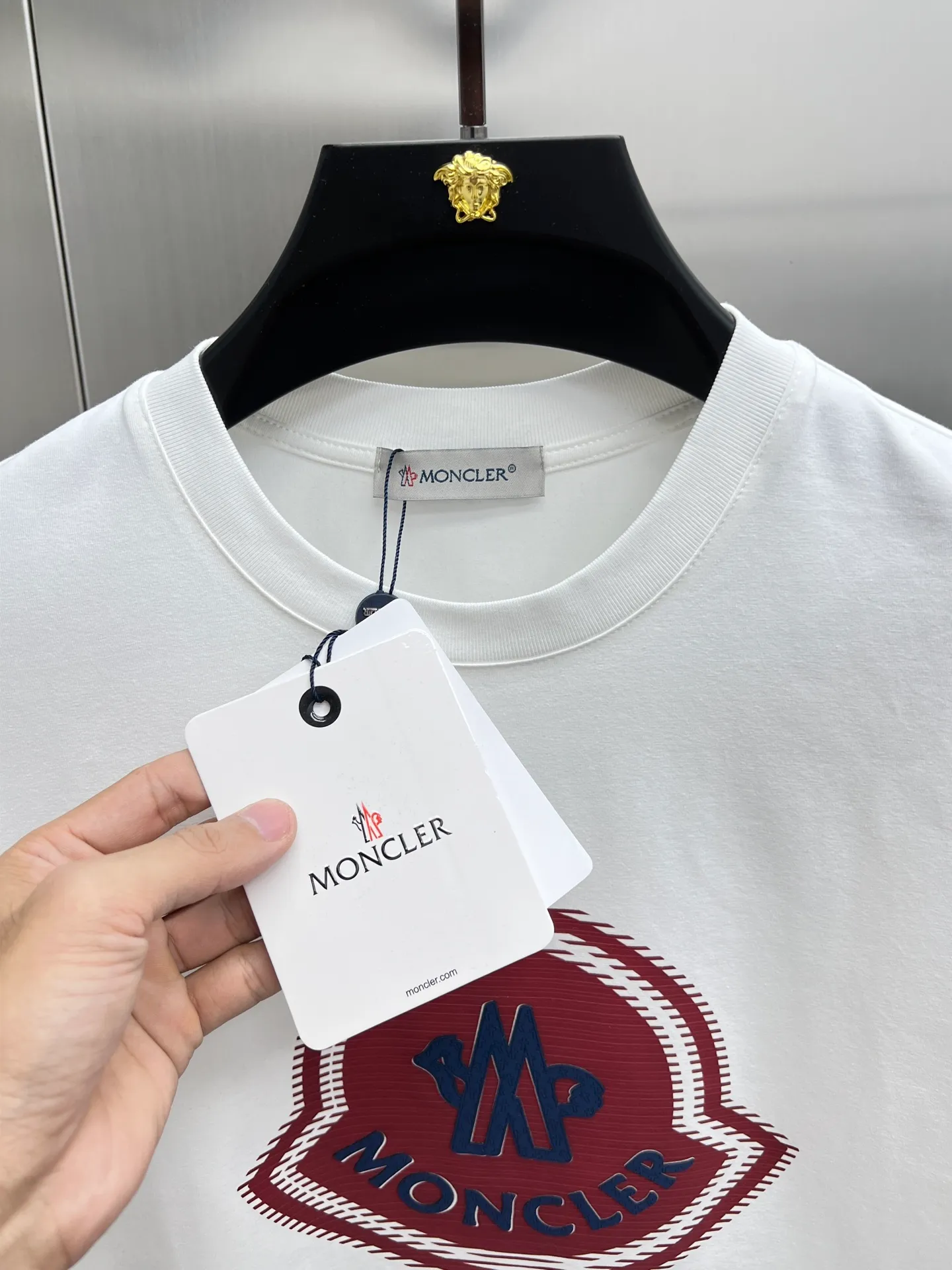 P220 Moncler🌟New debut counter latest short-sleeved round neck T-shirt, high-end customized design, avant-garde and fashionable! The brand logo emphasizes craftsmanship and is designed with high-end custom fabrics. Soft to the touch. Comfortable to wear. Exquisite stitching at the counter level. Fine workmanship. The upper body effect is incomparably handsome! A must-have item for a stylish man! 🐎🐎Size: M-XXL (size chart in the last picture)