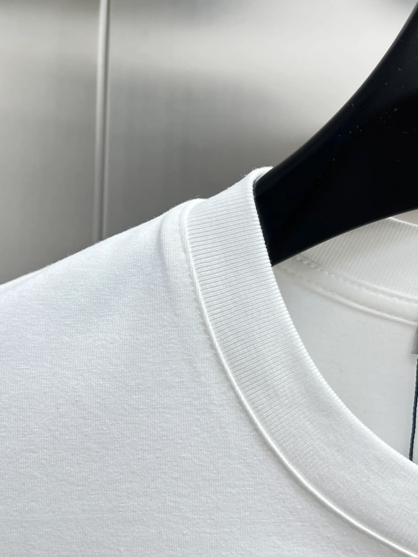 P220 Moncler🌟New debut counter latest short-sleeved round neck T-shirt, high-end customized design, avant-garde and fashionable! The brand logo emphasizes craftsmanship and is designed with high-end custom fabrics. Soft to the touch. Comfortable to wear. Exquisite stitching at the counter level. Fine workmanship. The upper body effect is incomparably handsome! A must-have item for a stylish man! 🐎🐎Size: M-XXL (size chart in the last picture)