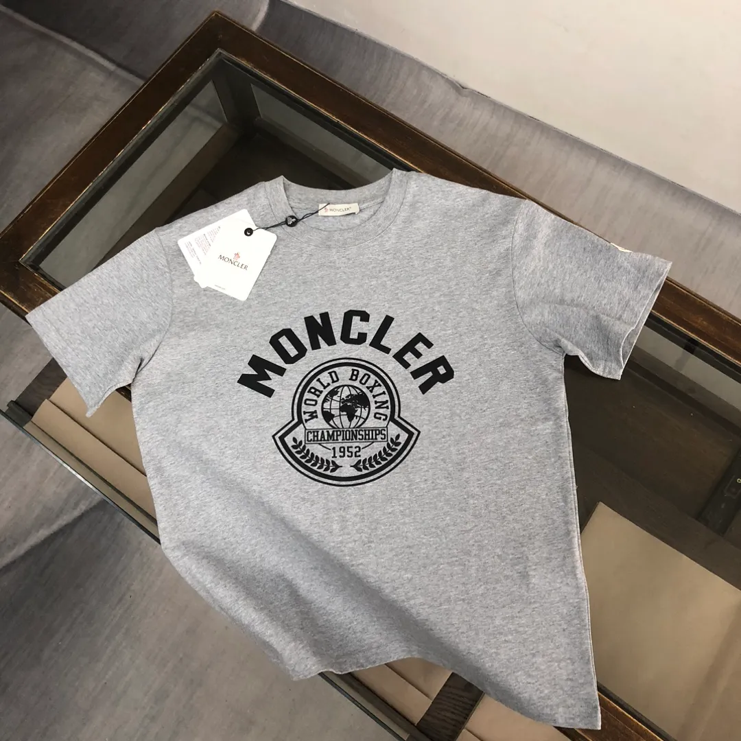 P160 🔥MONCLER The latest short-sleeved T-shirt for couples ~ Features representative brand printing design ~ The fabric upper body is comfortable and breathable, not stiff, slim cut, made of high-end custom-made pure cotton fabric! The upper body is comfortable and stylish, and it can be worn alone as an inner layer. It is a must-have for fashionistas! ! ! Color: black, white, gray Size: S～XL (loose version, please state your height and weight when placing an order)