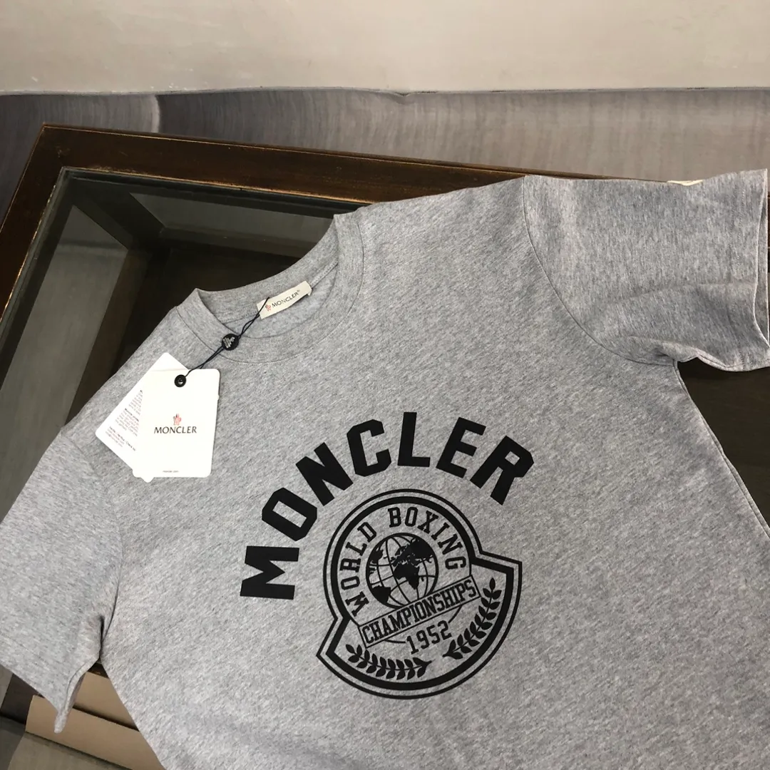 P160 🔥MONCLER The latest short-sleeved T-shirt for couples ~ Features representative brand printing design ~ The fabric upper body is comfortable and breathable, not stiff, slim cut, made of high-end custom-made pure cotton fabric! The upper body is comfortable and stylish, and it can be worn alone as an inner layer. It is a must-have for fashionistas! ! ! Color: black, white, gray Size: S～XL (loose version, please state your height and weight when placing an order)