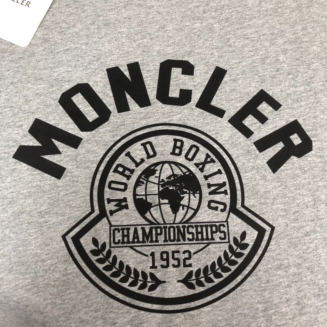 P160 🔥MONCLER The latest short-sleeved T-shirt for couples ~ Features representative brand printing design ~ The fabric upper body is comfortable and breathable, not stiff, slim cut, made of high-end custom-made pure cotton fabric! The upper body is comfortable and stylish, and it can be worn alone as an inner layer. It is a must-have for fashionistas! ! ! Color: black, white, gray Size: S～XL (loose version, please state your height and weight when placing an order)