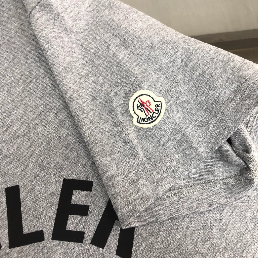 P160 🔥MONCLER The latest short-sleeved T-shirt for couples ~ Features representative brand printing design ~ The fabric upper body is comfortable and breathable, not stiff, slim cut, made of high-end custom-made pure cotton fabric! The upper body is comfortable and stylish, and it can be worn alone as an inner layer. It is a must-have for fashionistas! ! ! Color: black, white, gray Size: S～XL (loose version, please state your height and weight when placing an order)