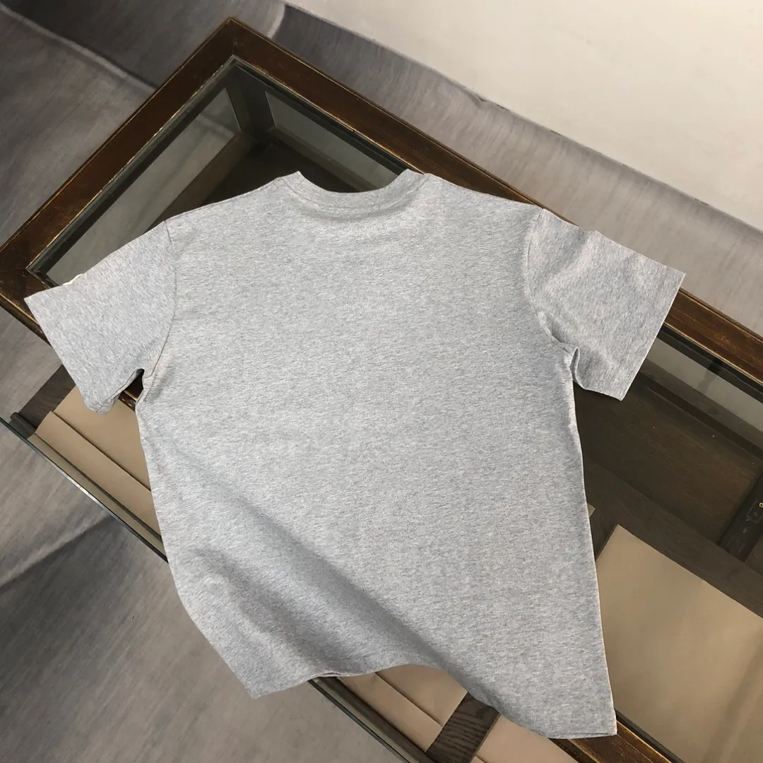 P160 🔥MONCLER The latest short-sleeved T-shirt for couples ~ Features representative brand printing design ~ The fabric upper body is comfortable and breathable, not stiff, slim cut, made of high-end custom-made pure cotton fabric! The upper body is comfortable and stylish, and it can be worn alone as an inner layer. It is a must-have for fashionistas! ! ! Color: black, white, gray Size: S～XL (loose version, please state your height and weight when placing an order)
