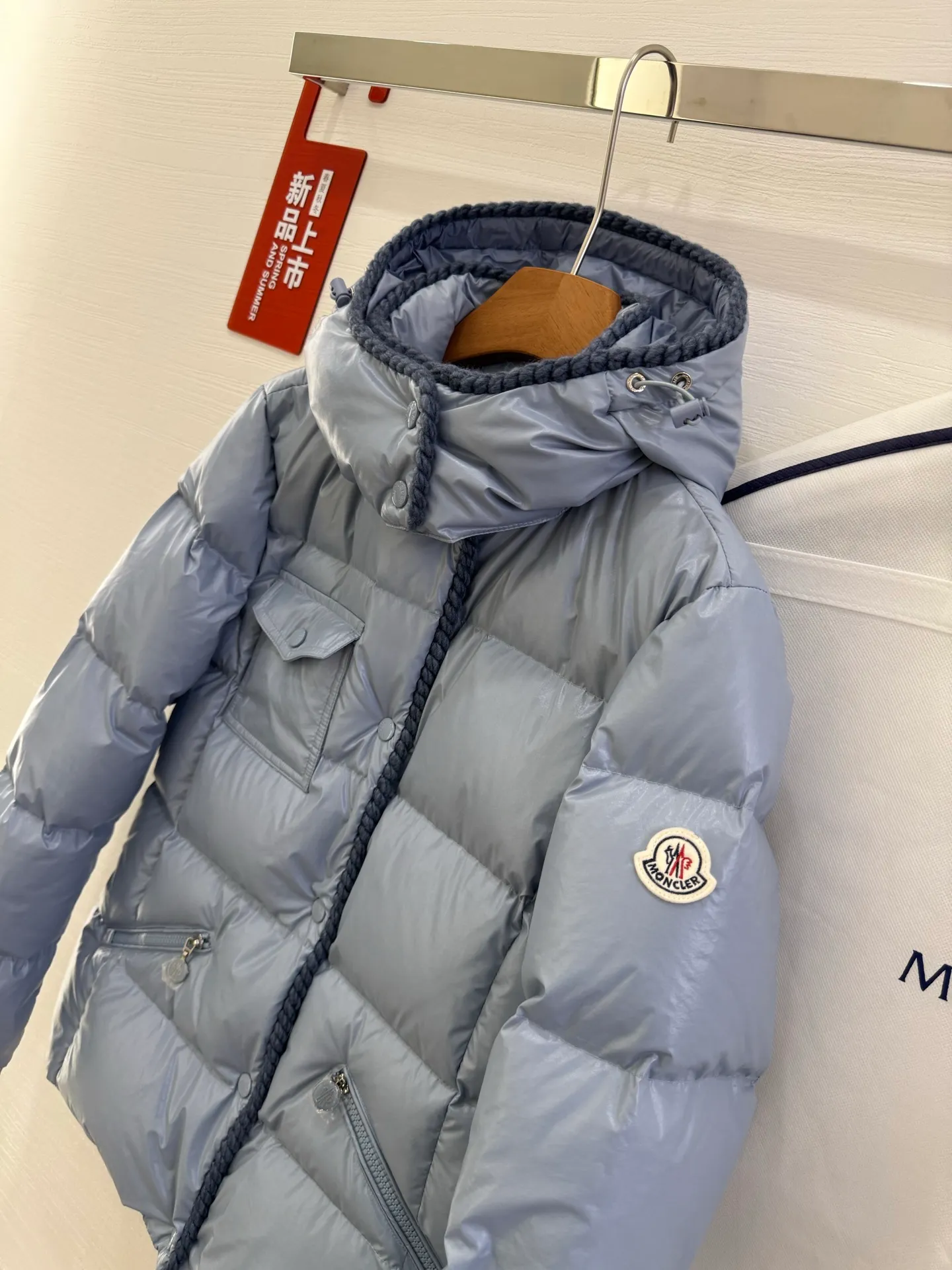 P940 Moncler/Moncler 25 new oil wax leather waisted GLAREIN hooded long-sleeved down jacket for women. Oil wax leather coated new fabric, slim design style, warm and slimming, 90% goose down filling, molded custom hardware. Color: red, white, blue, black Code number: 1-2-3-4