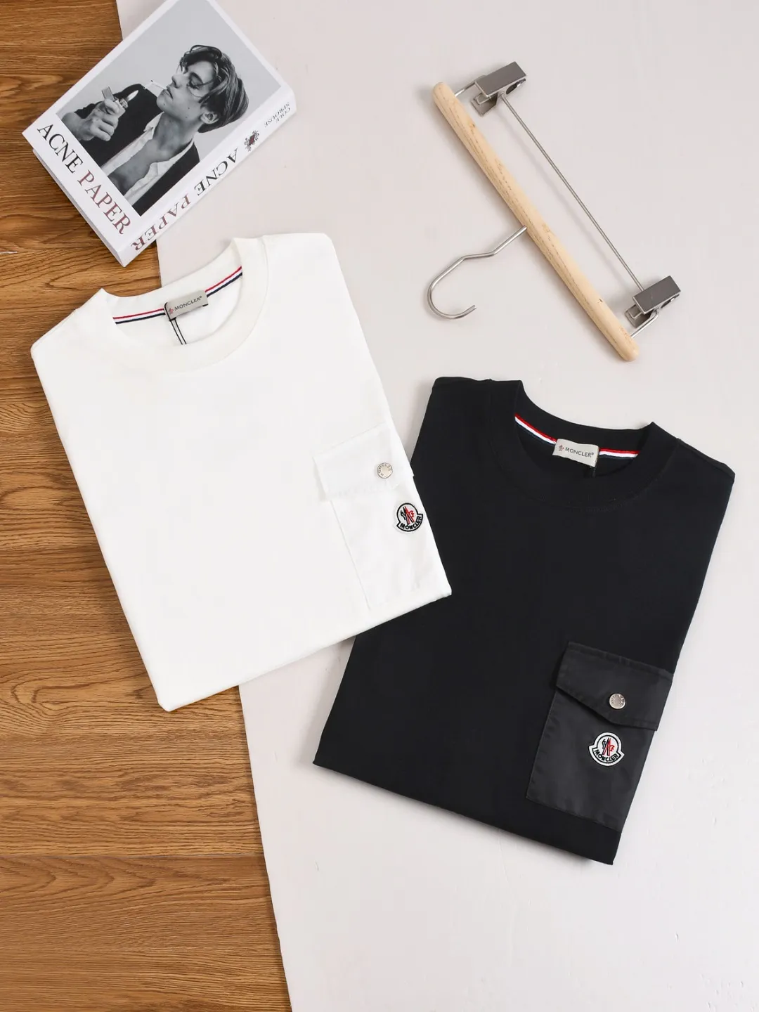 P170 Moncler Moncler high version slightly wide version S-XL moncler 26SS new products are on sale simultaneously on the official website The top and most classic chest pocket armband embroidery🪡logo round neck short sleeves, exquisite craftsmanship counter fabrics, top-notch elements, classic short sleeves complete with 3 labels, fashionable for men, unparalleled in terms of upper body comfort and existence, it can be said to be a must-have summer companion, excellent breathability and comfortable wearing feeling are unparalleled ~ Recommended! ! Timeless pieces for every season. Classic style, with the classic Meng family logo on the chest and the English letters of the Meng family engraved on the buttons. The original version was developed 1:1, complete with three labels, business casual, high-end for outer wear and inner wear, same style for men and women, highly recommended! Color: Black White Size: S-XL Size chart: S: Shoulder width 50-Bust 56-Length 70 M: Shoulder width 52-Bust 57-Length 72 L: Shoulder width 54-Bust 59-Length 74 XL: Shoulder width 56-Bust 62-Length 76