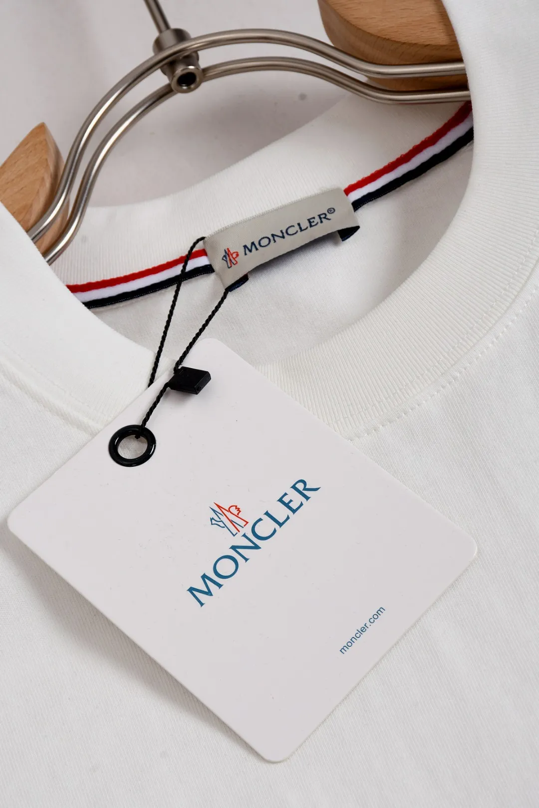 P170 Moncler Moncler high version slightly wide version S-XL moncler 26SS new products are on sale simultaneously on the official website The top and most classic chest pocket armband embroidery🪡logo round neck short sleeves, exquisite craftsmanship counter fabrics, top-notch elements, classic short sleeves complete with 3 labels, fashionable for men, unparalleled in terms of upper body comfort and existence, it can be said to be a must-have summer companion, excellent breathability and comfortable wearing feeling are unparalleled ~ Recommended! ! Timeless pieces for every season. Classic style, with the classic Meng family logo on the chest and the English letters of the Meng family engraved on the buttons. The original version was developed 1:1, complete with three labels, business casual, high-end for outer wear and inner wear, same style for men and women, highly recommended! Color: Black White Size: S-XL Size chart: S: Shoulder width 50-Bust 56-Length 70 M: Shoulder width 52-Bust 57-Length 72 L: Shoulder width 54-Bust 59-Length 74 XL: Shoulder width 56-Bust 62-Length 76