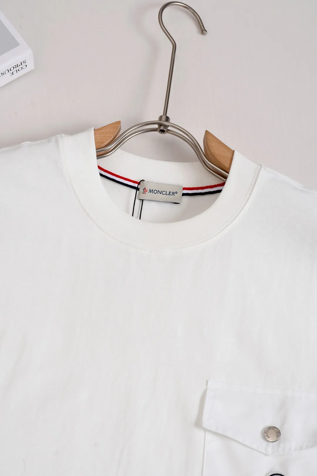 P170 Moncler Moncler high version slightly wide version S-XL moncler 26SS new products are on sale simultaneously on the official website The top and most classic chest pocket armband embroidery🪡logo round neck short sleeves, exquisite craftsmanship counter fabrics, top-notch elements, classic short sleeves complete with 3 labels, fashionable for men, unparalleled in terms of upper body comfort and existence, it can be said to be a must-have summer companion, excellent breathability and comfortable wearing feeling are unparalleled ~ Recommended! ! Timeless pieces for every season. Classic style, with the classic Meng family logo on the chest and the English letters of the Meng family engraved on the buttons. The original version was developed 1:1, complete with three labels, business casual, high-end for outer wear and inner wear, same style for men and women, highly recommended! Color: Black White Size: S-XL Size chart: S: Shoulder width 50-Bust 56-Length 70 M: Shoulder width 52-Bust 57-Length 72 L: Shoulder width 54-Bust 59-Length 74 XL: Shoulder width 56-Bust 62-Length 76