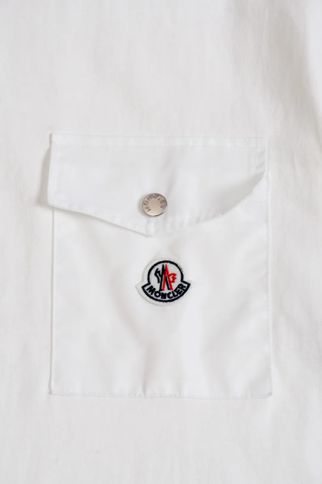 P170 Moncler Moncler high version slightly wide version S-XL moncler 26SS new products are on sale simultaneously on the official website The top and most classic chest pocket armband embroidery🪡logo round neck short sleeves, exquisite craftsmanship counter fabrics, top-notch elements, classic short sleeves complete with 3 labels, fashionable for men, unparalleled in terms of upper body comfort and existence, it can be said to be a must-have summer companion, excellent breathability and comfortable wearing feeling are unparalleled ~ Recommended! ! Timeless pieces for every season. Classic style, with the classic Meng family logo on the chest and the English letters of the Meng family engraved on the buttons. The original version was developed 1:1, complete with three labels, business casual, high-end for outer wear and inner wear, same style for men and women, highly recommended! Color: Black White Size: S-XL Size chart: S: Shoulder width 50-Bust 56-Length 70 M: Shoulder width 52-Bust 57-Length 72 L: Shoulder width 54-Bust 59-Length 74 XL: Shoulder width 56-Bust 62-Length 76