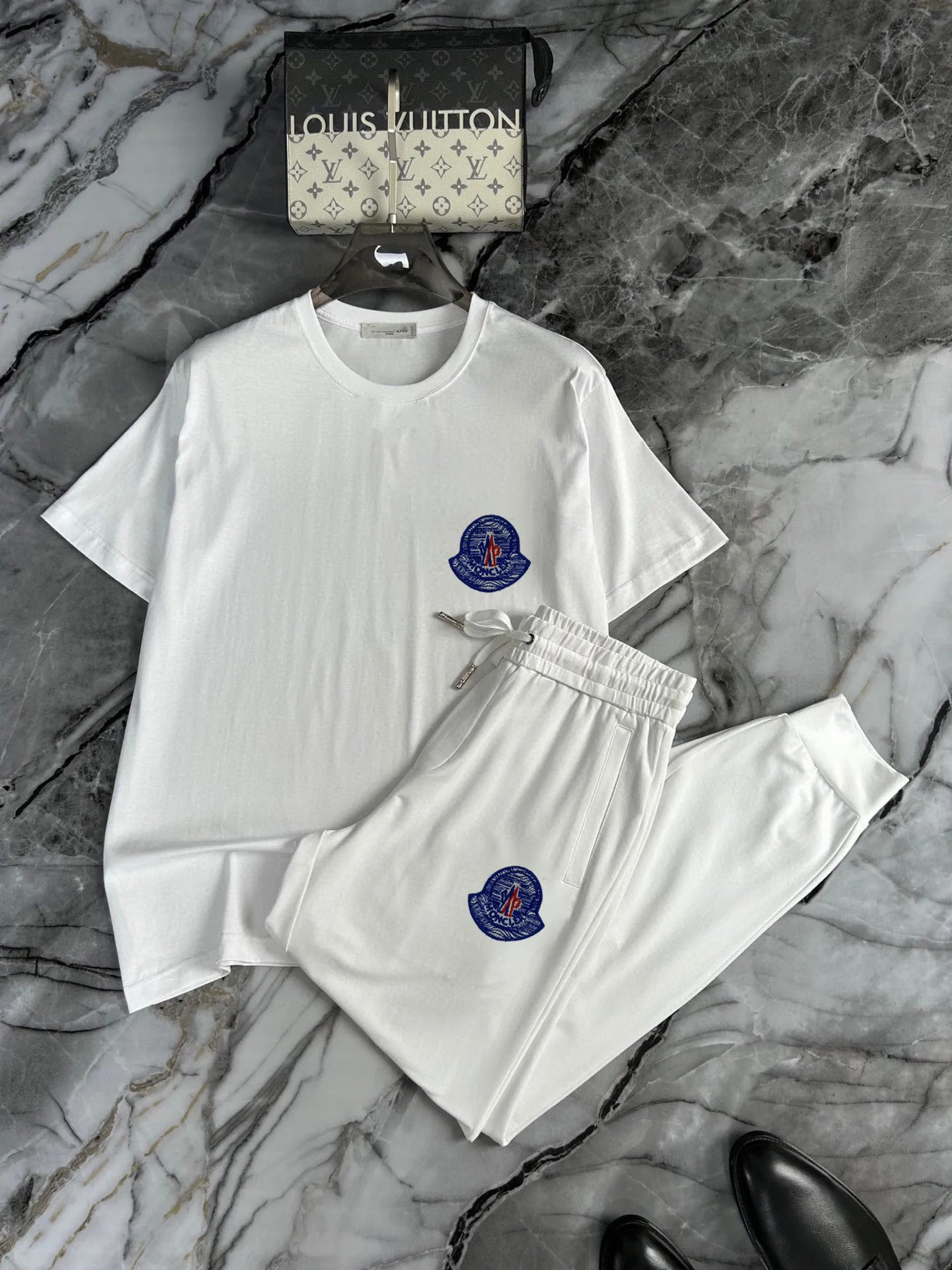 P320 [MONCLER Mouth Mouth] (Fat Man's Gospel) The same style as the 2025 official website. World-renowned luxury brand. Summer men's (double mercerized) high-quality 🐂 suit. It is made of imported original fabrics. It is a fashion trend of the season and a versatile hit. Simple and elegant, precise workmanship allows you to be at the top of fashion. Size: M-5XL (can be worn up to 220 pounds)