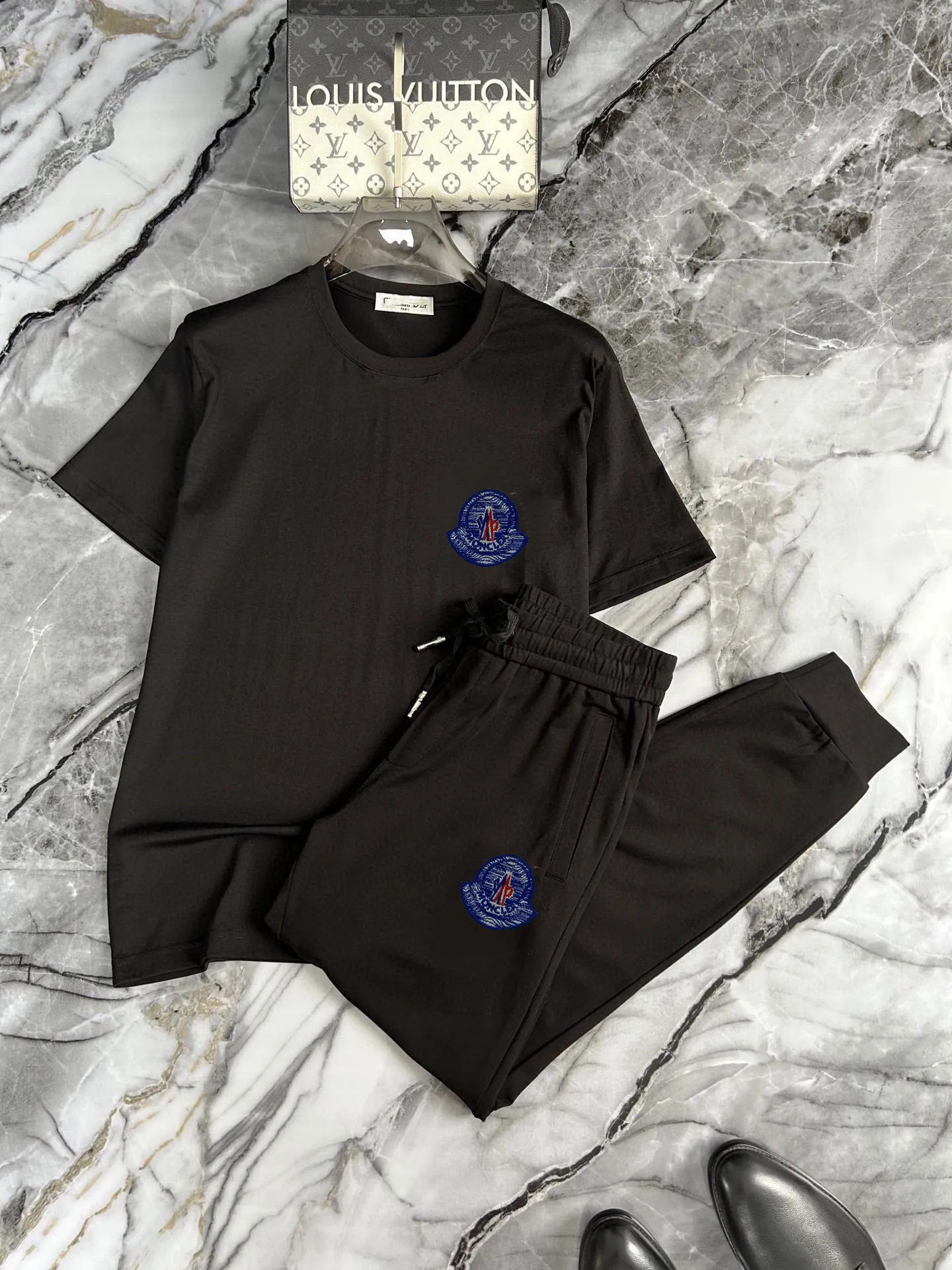 P320 [MONCLER Mouth Mouth] (Fat Man's Gospel) The same style as the 2025 official website. World-renowned luxury brand. Summer men's (double mercerized) high-quality 🐂 suit. It is made of imported original fabrics. It is a fashion trend of the season and a versatile hit. Simple and elegant, precise workmanship allows you to be at the top of fashion. Size: M-5XL (can be worn up to 220 pounds)
