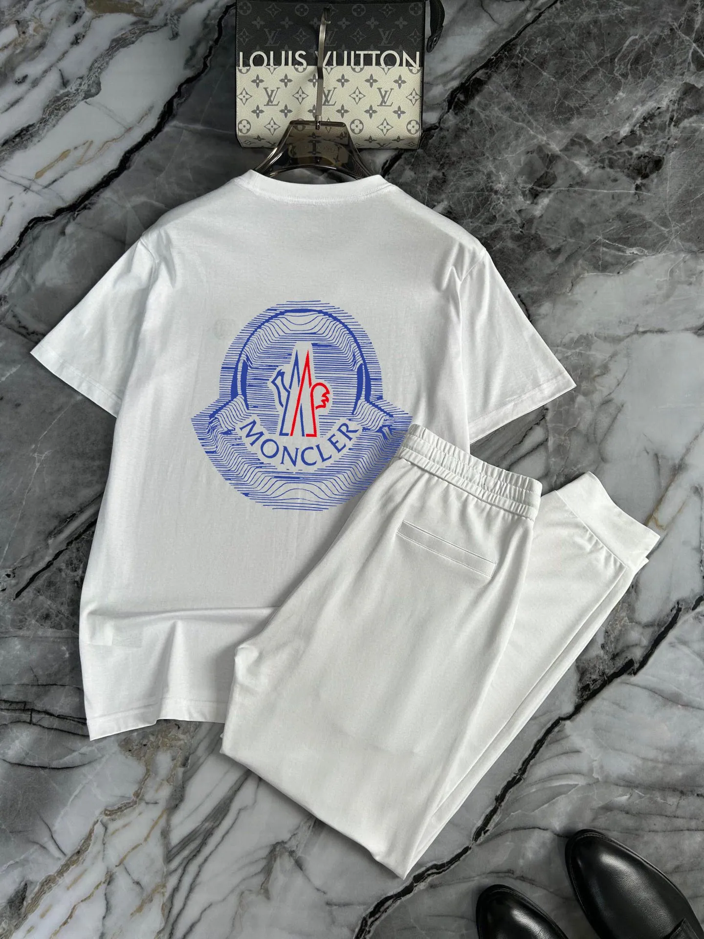 P320 [MONCLER Mouth Mouth] (Fat Man's Gospel) The same style as the 2025 official website. World-renowned luxury brand. Summer men's (double mercerized) high-quality 🐂 suit. It is made of imported original fabrics. It is a fashion trend of the season and a versatile hit. Simple and elegant, precise workmanship allows you to be at the top of fashion. Size: M-5XL (can be worn up to 220 pounds)