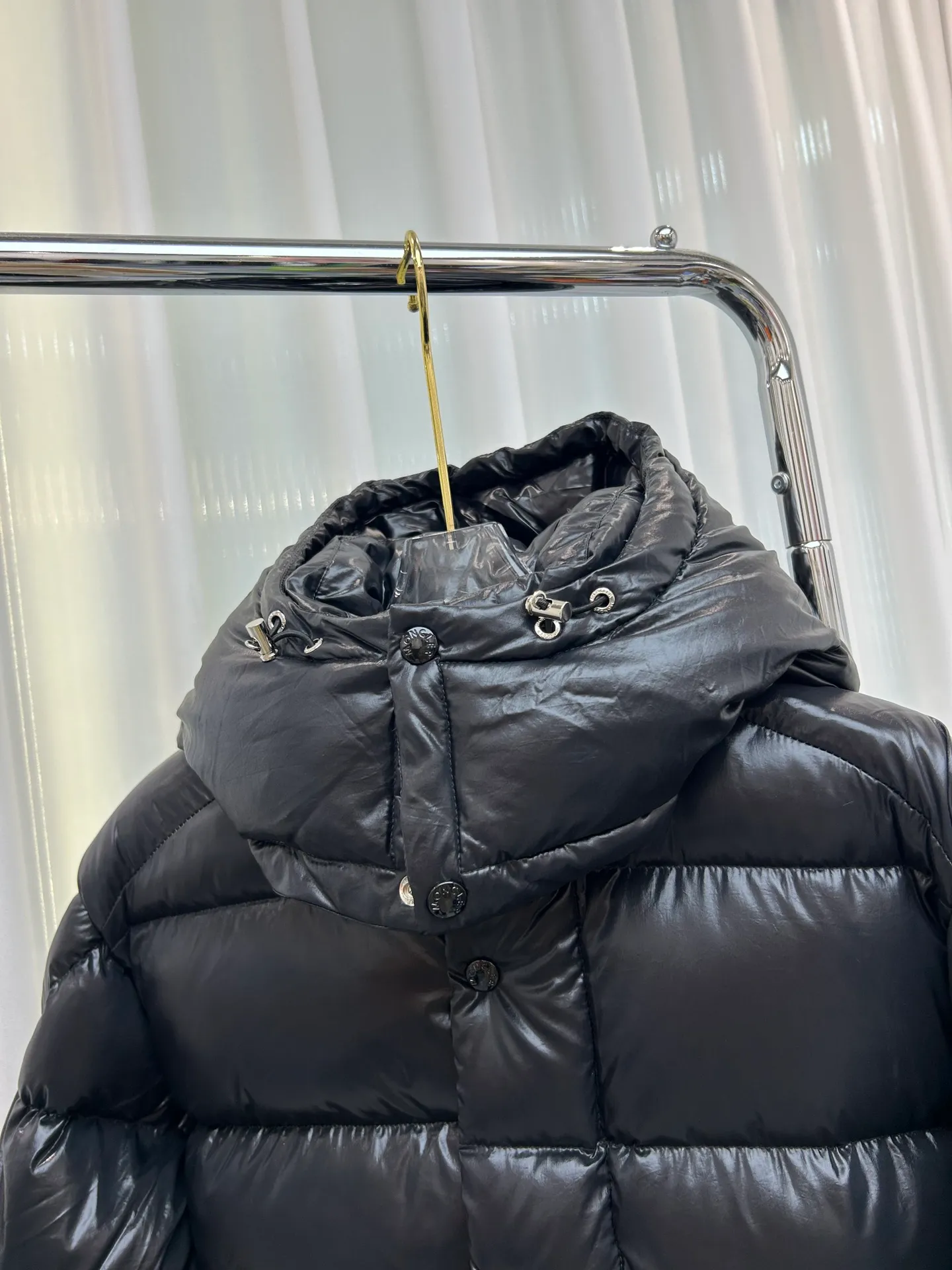 P720 Moncler Maya 70 Short Down Jacket The iconic men's Moncler Maya 70 down jacket is highly recognizable and specially designed to celebrate the brand's 70th anniversary. Style number: m70 Size: 12345 Color: black off-white gray
