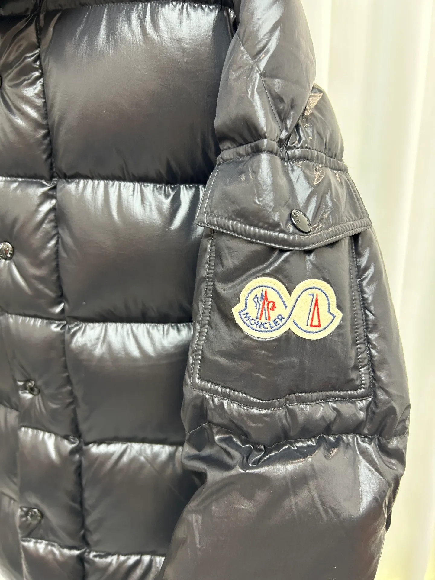 P720 Moncler Maya 70 Short Down Jacket The iconic men's Moncler Maya 70 down jacket is highly recognizable and specially designed to celebrate the brand's 70th anniversary. Style number: m70 Size: 12345 Color: black off-white gray